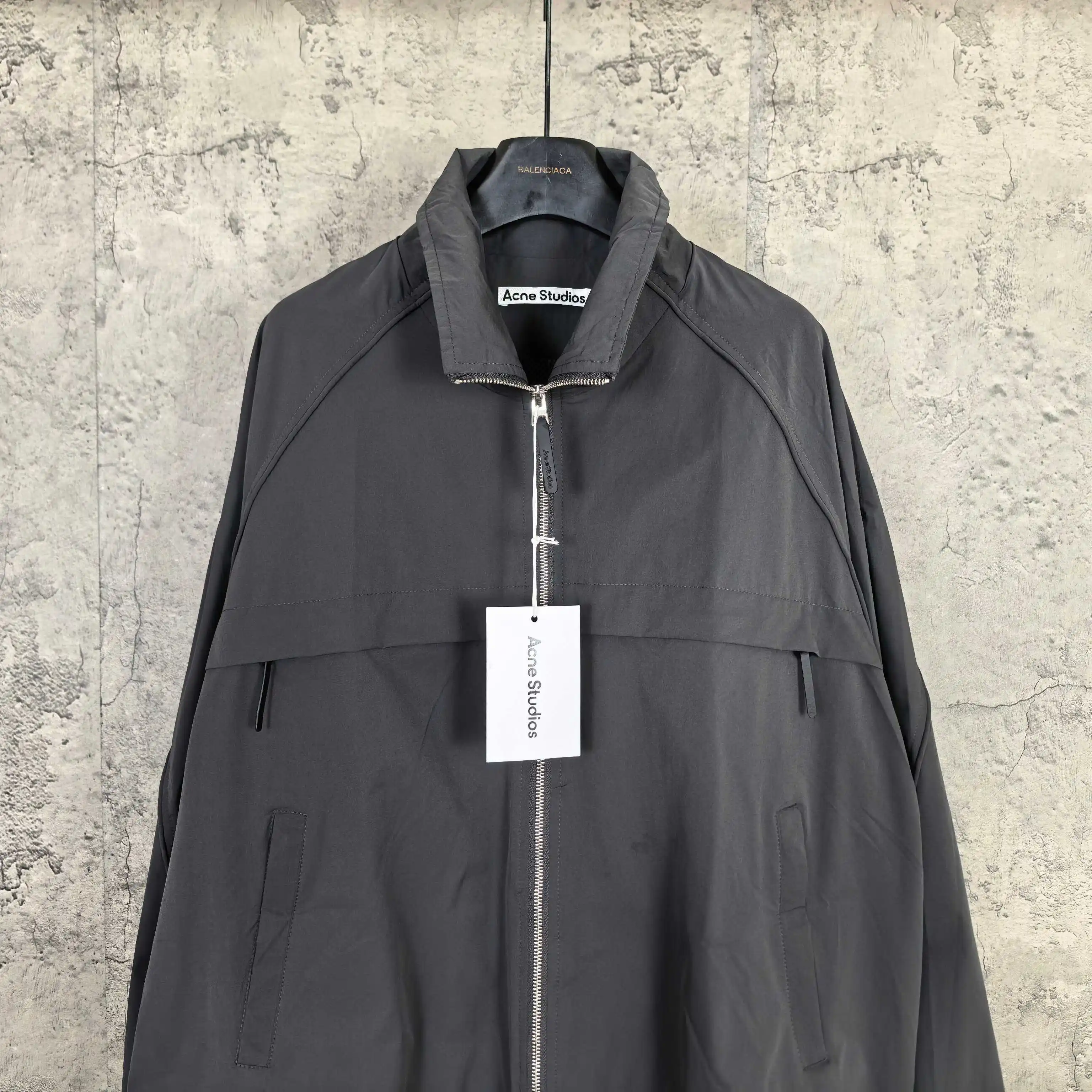 Cropped Zip-Up Jacket with Oversized Collar D25524562 — view 3