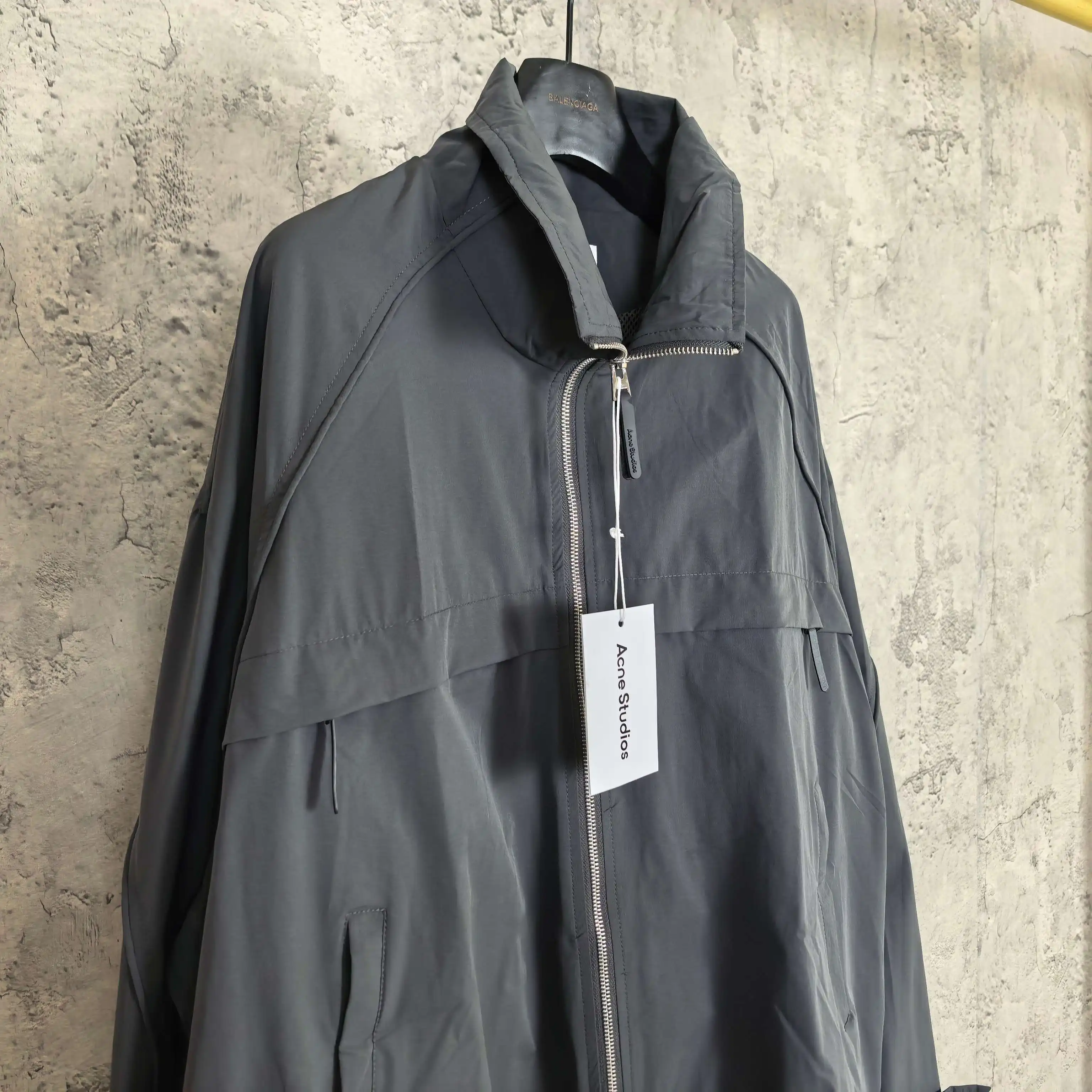 Cropped Zip-Up Jacket with Oversized Collar D25524562 — view 7