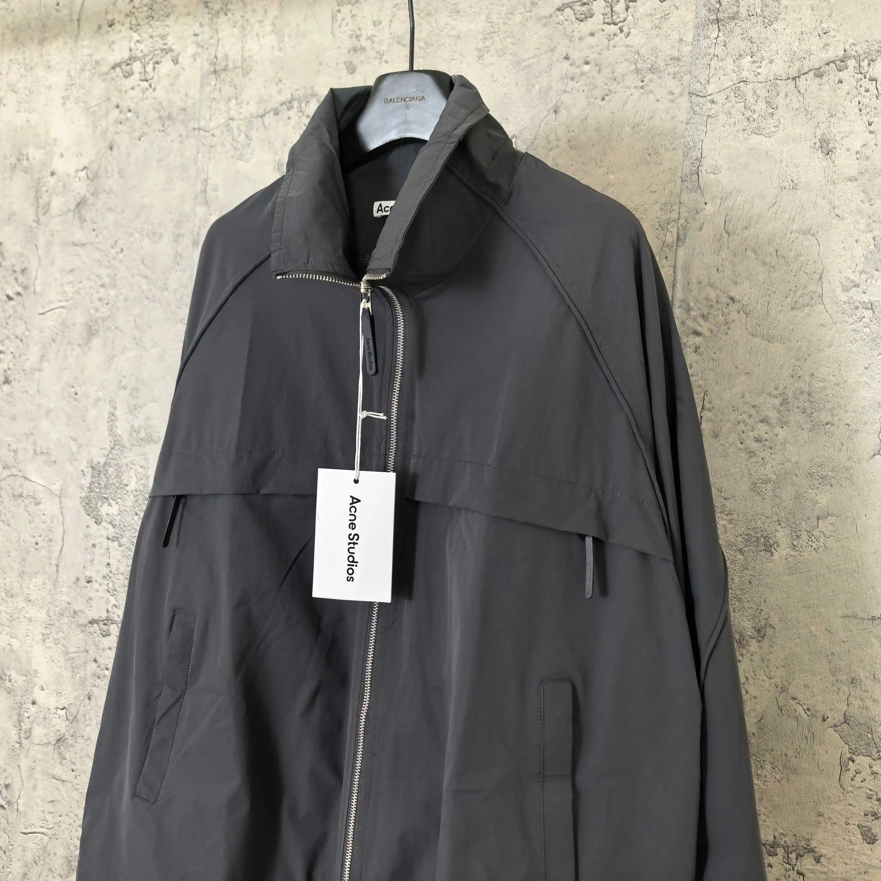Cropped Zip-Up Jacket with Oversized Collar D25524562 — view 9