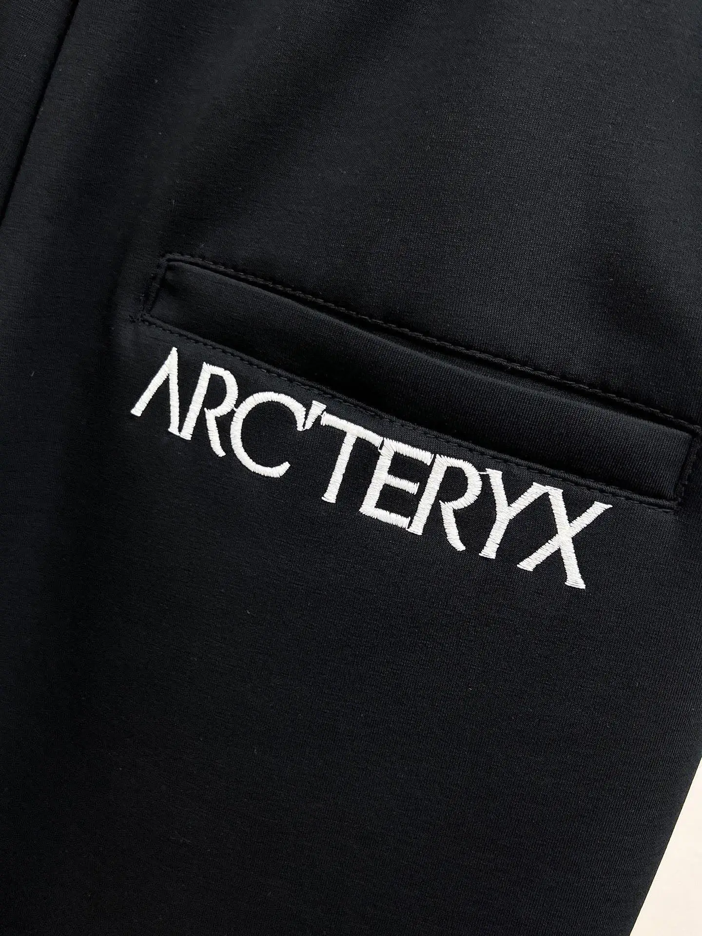 Logo-Embroidered Tapered Sweatpants D26014849 — view 4