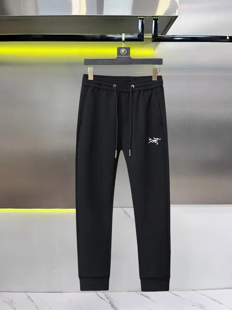 Logo-Embroidered Tapered Sweatpants D26014840