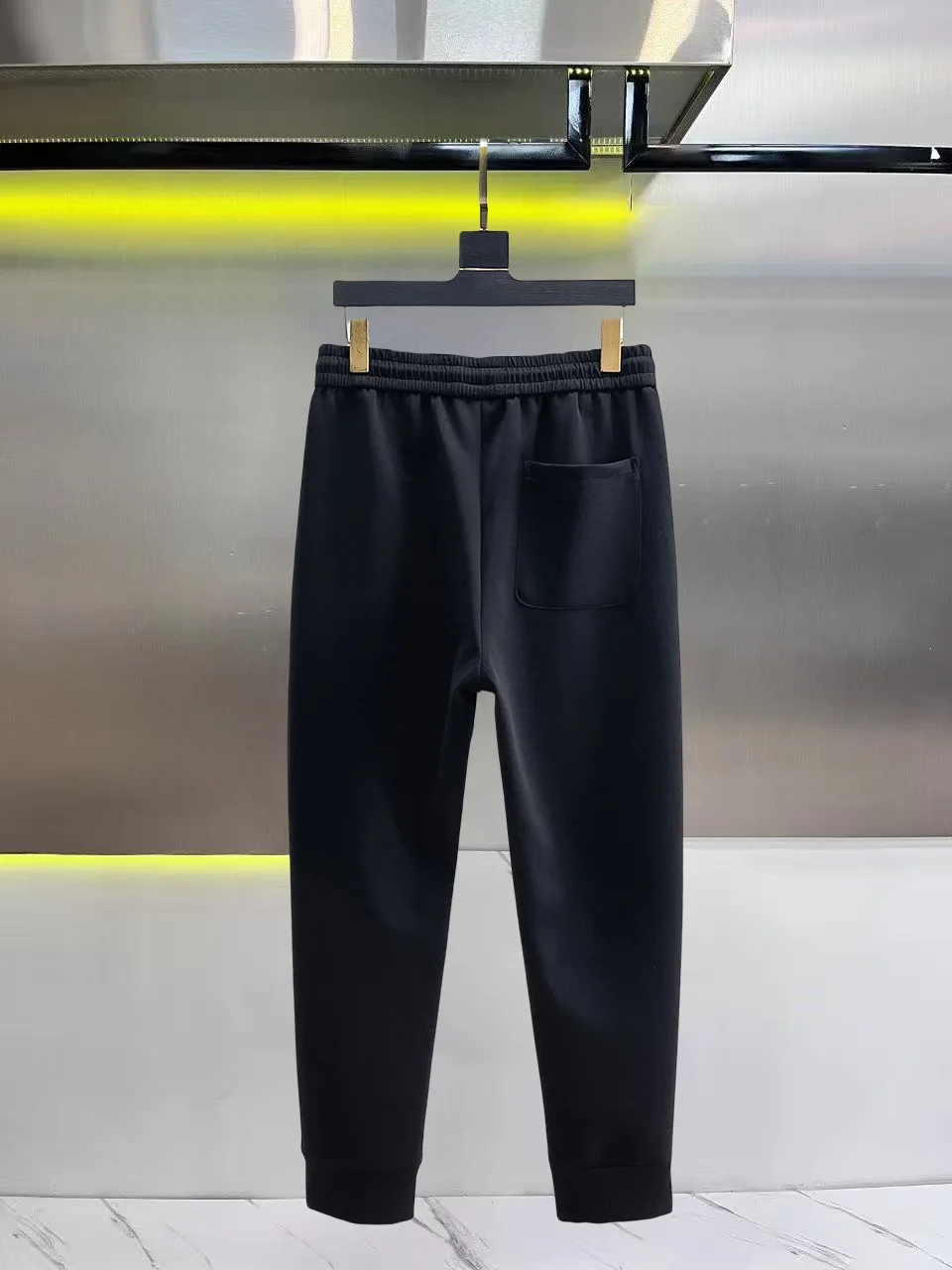 Logo-Appliquéd Tapered Sweatpants D26014853 — view 2