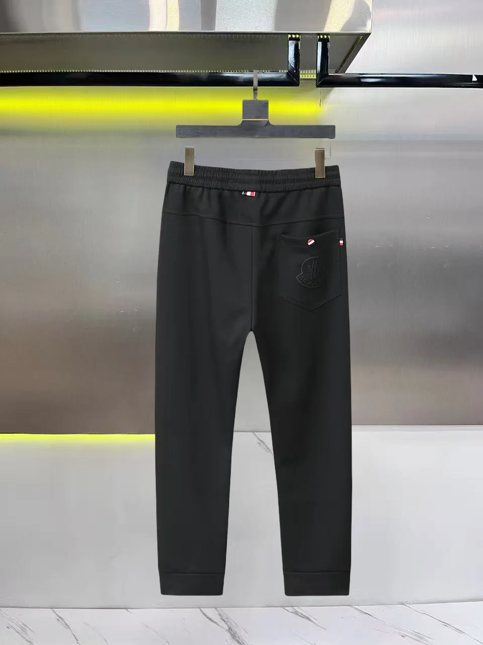 Logo-Appliquéd Tapered Sweatpants D26014848 — view 2