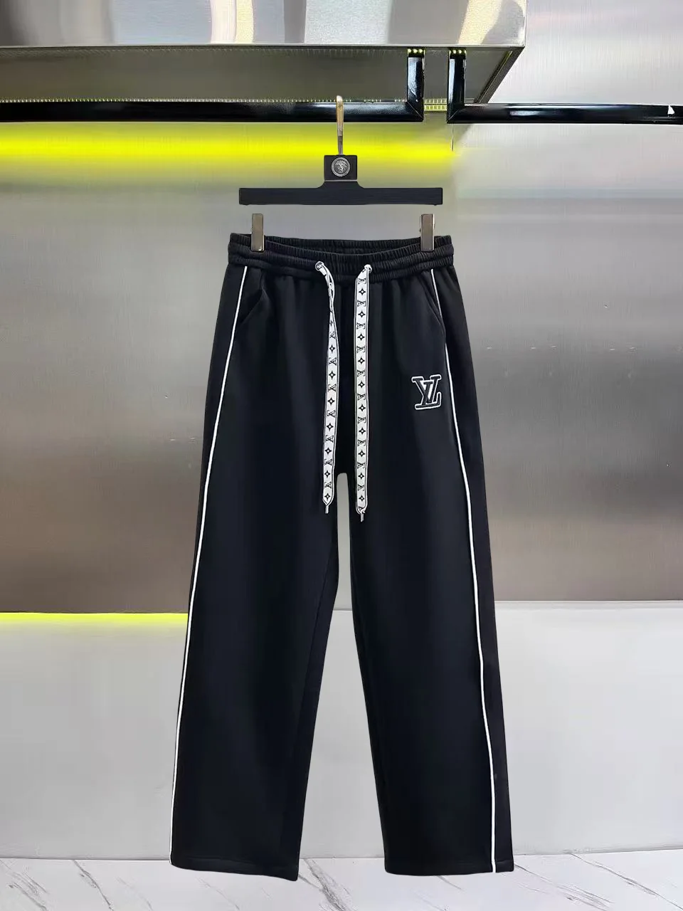 Logo-Embroidered Piping Sweatpants D26014838