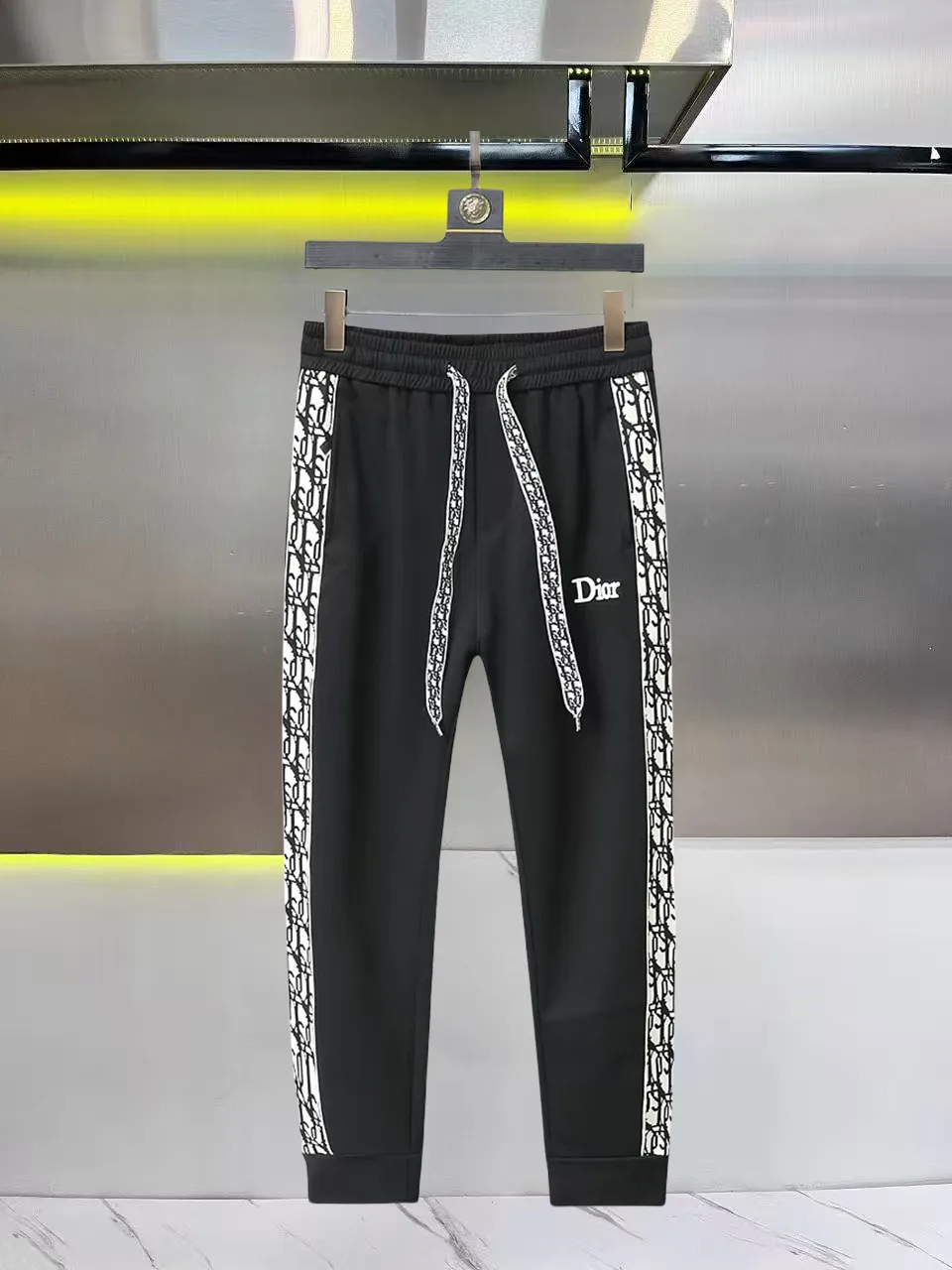 Logo-Print Tapered Sweatpants D26014847