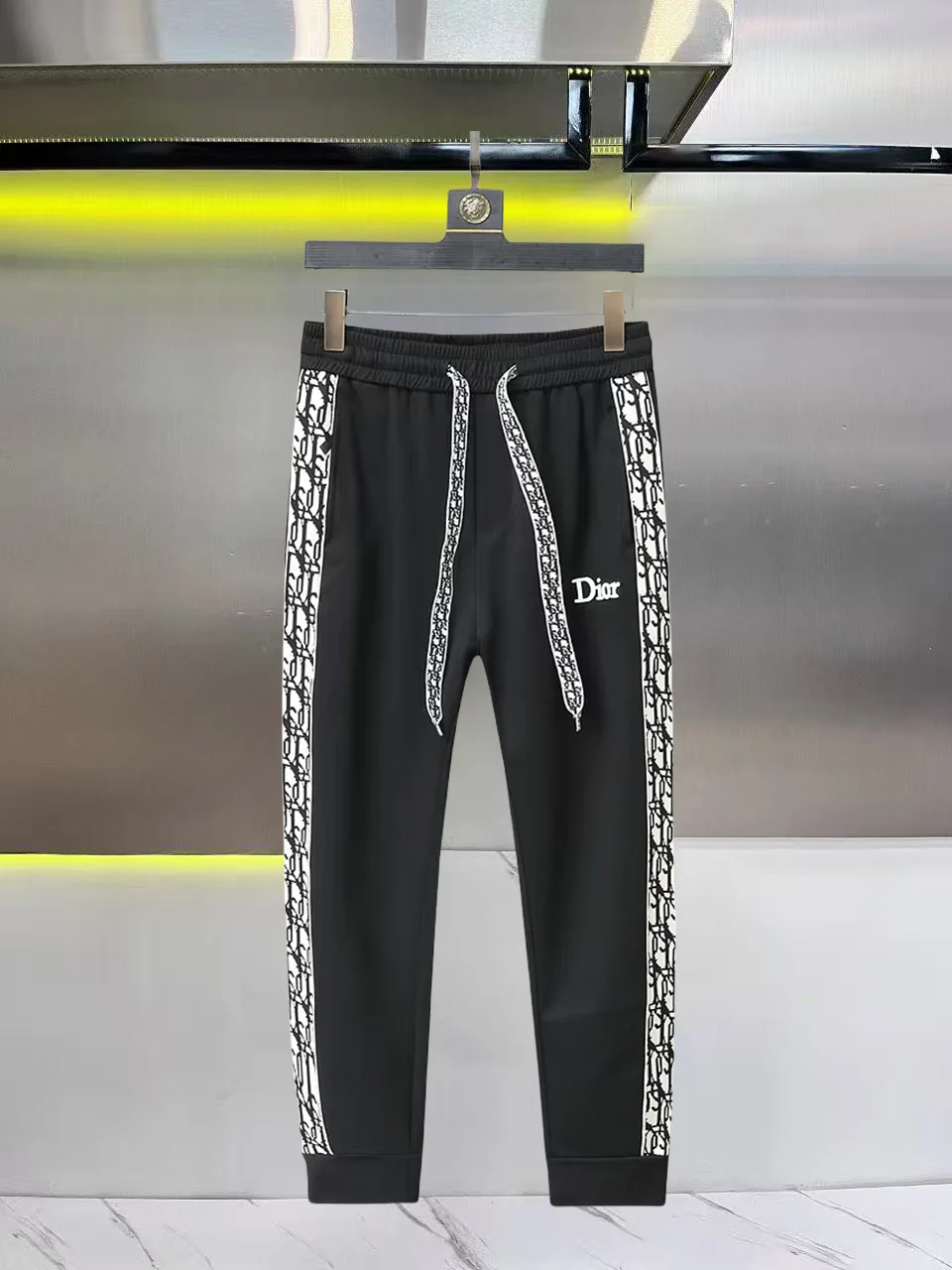 Logo-Print Tapered Sweatpants D26014847