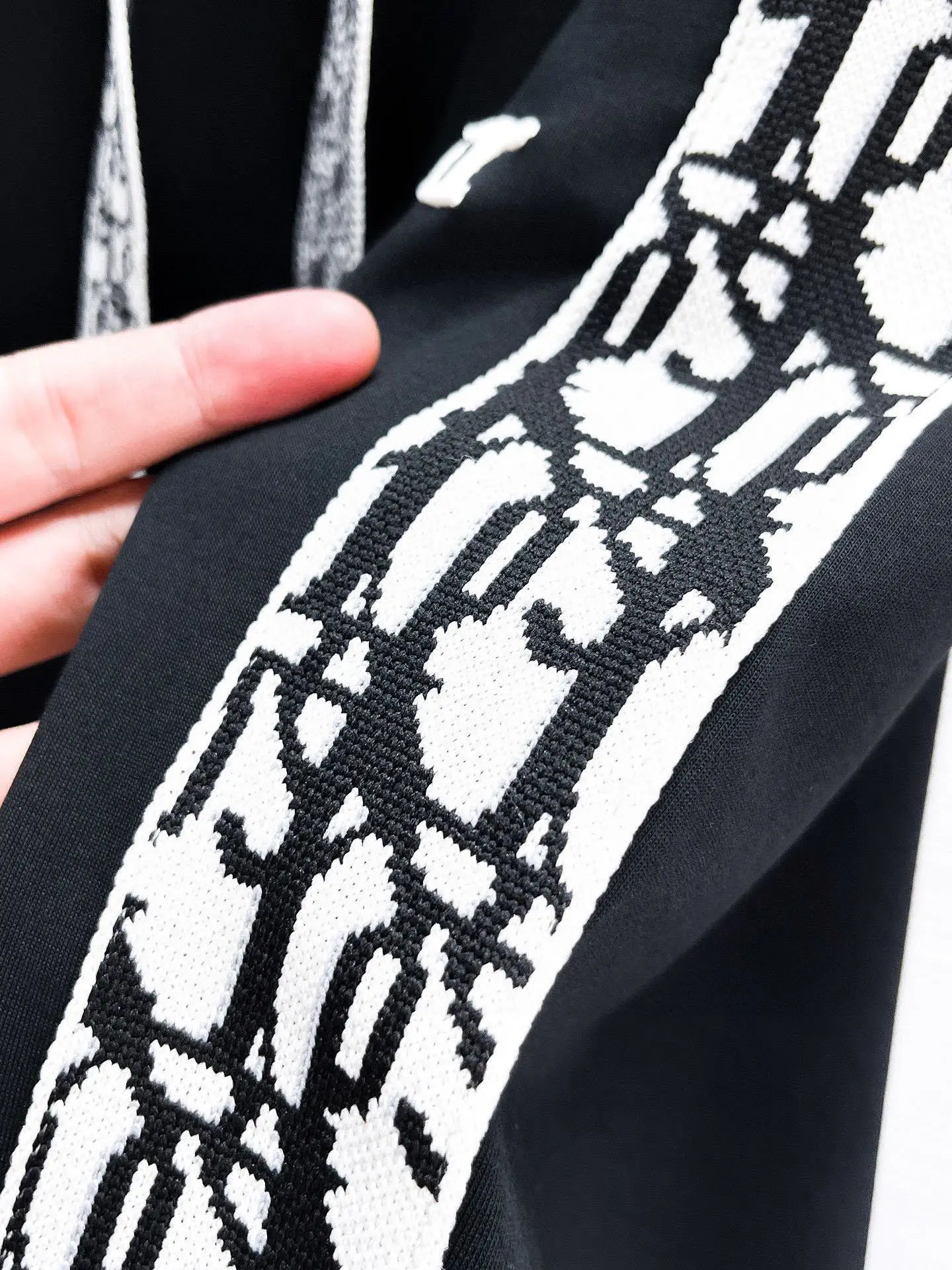 Logo-Print Tapered Sweatpants D26014847 — view 9