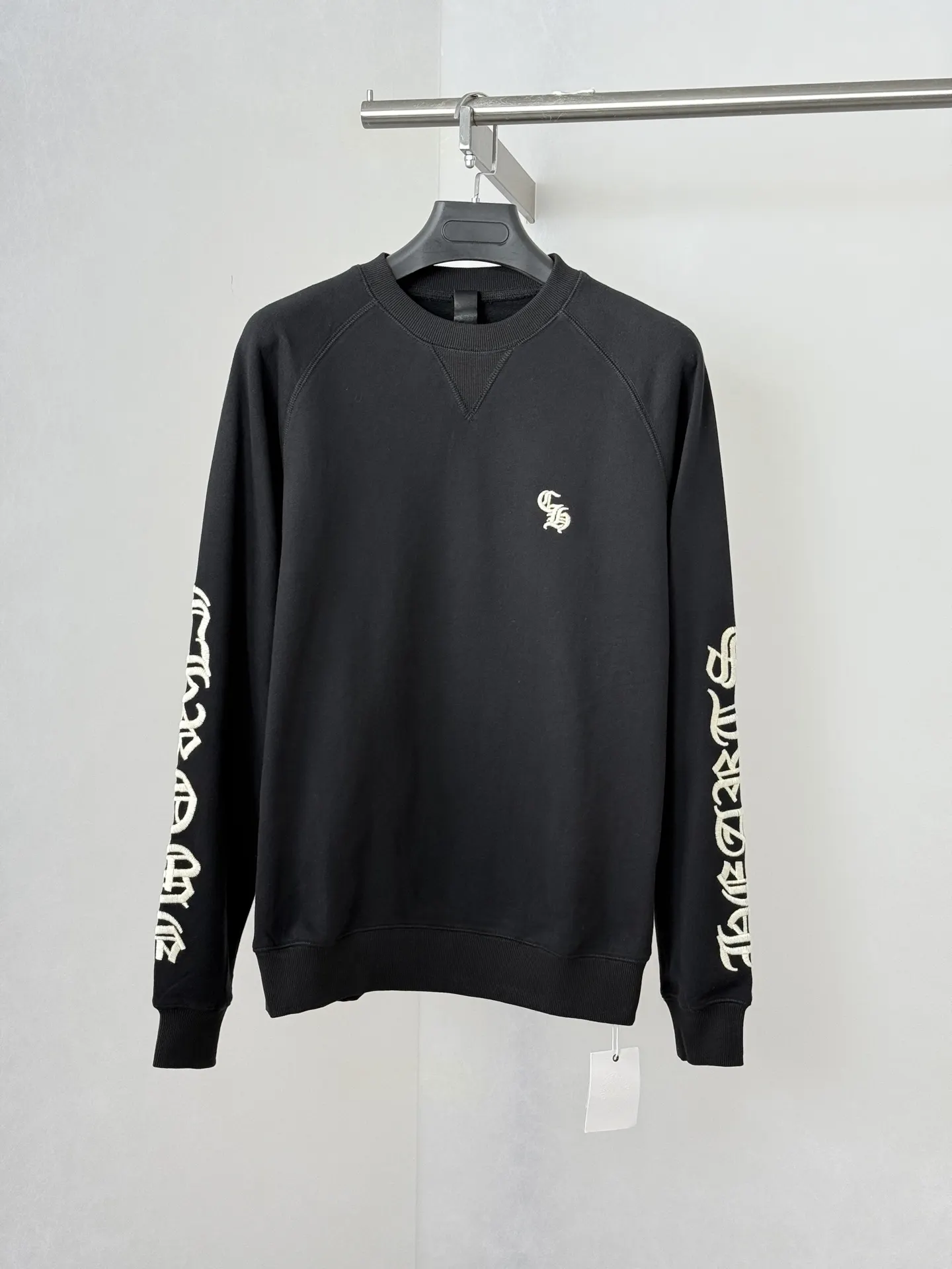 Gothic Script Embroidered Crew-Neck Sweatshirt D26021988