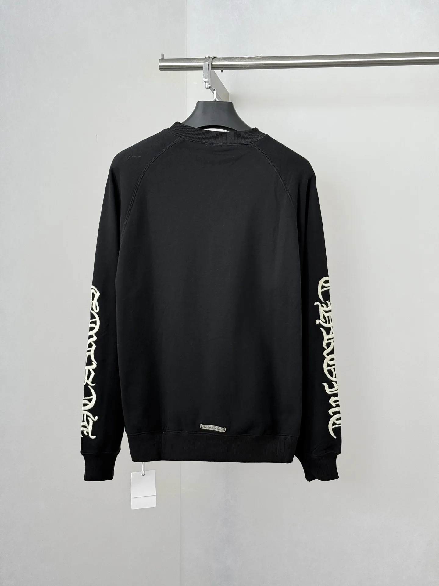 Gothic Script Embroidered Crew-Neck Sweatshirt D26021988 — view 2