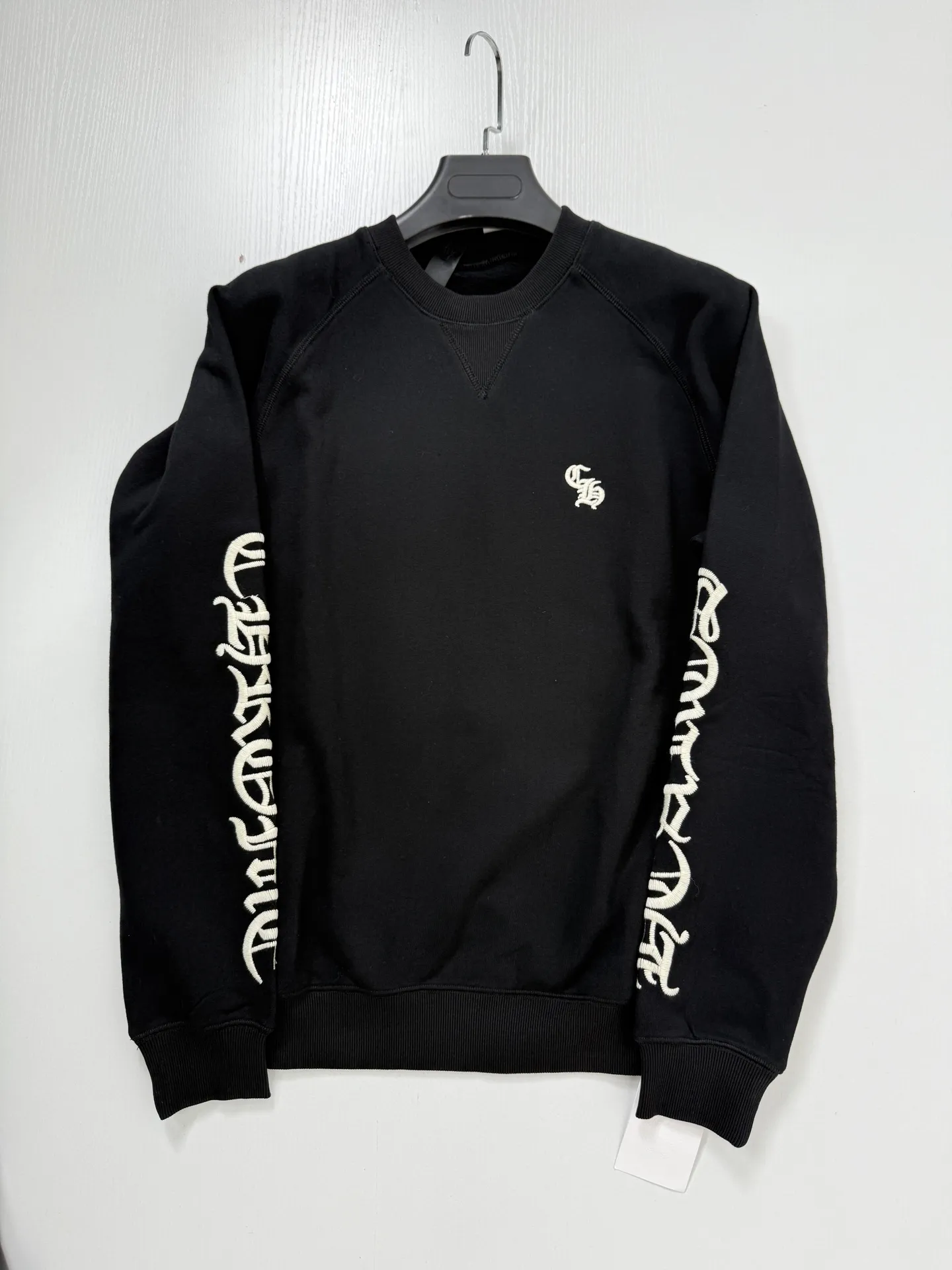 Gothic Script Embroidered Crew-Neck Sweatshirt D26021988 — view 3