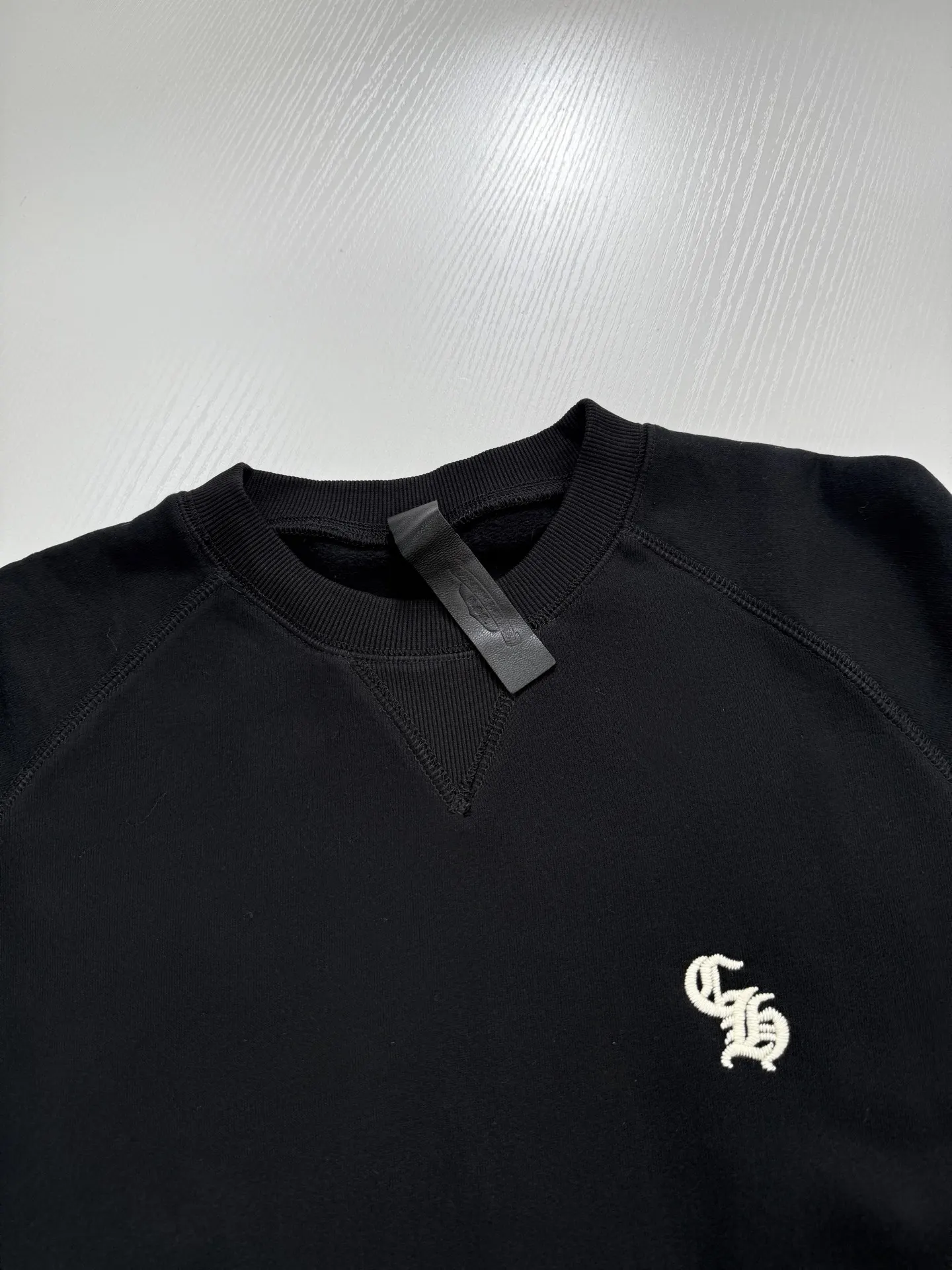 Gothic Script Embroidered Crew-Neck Sweatshirt D26021988 — view 4