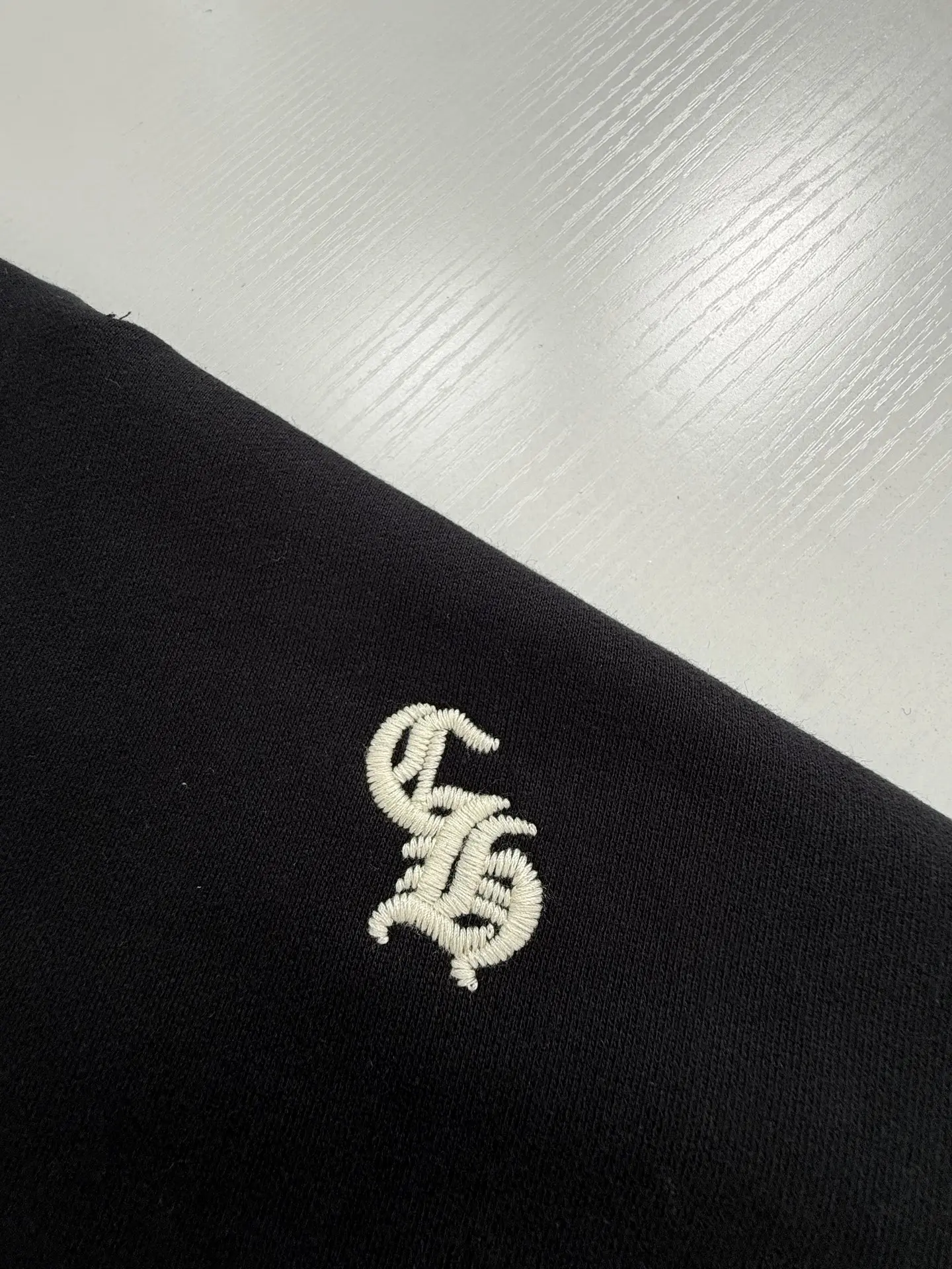 Gothic Script Embroidered Crew-Neck Sweatshirt D26021988 — view 7