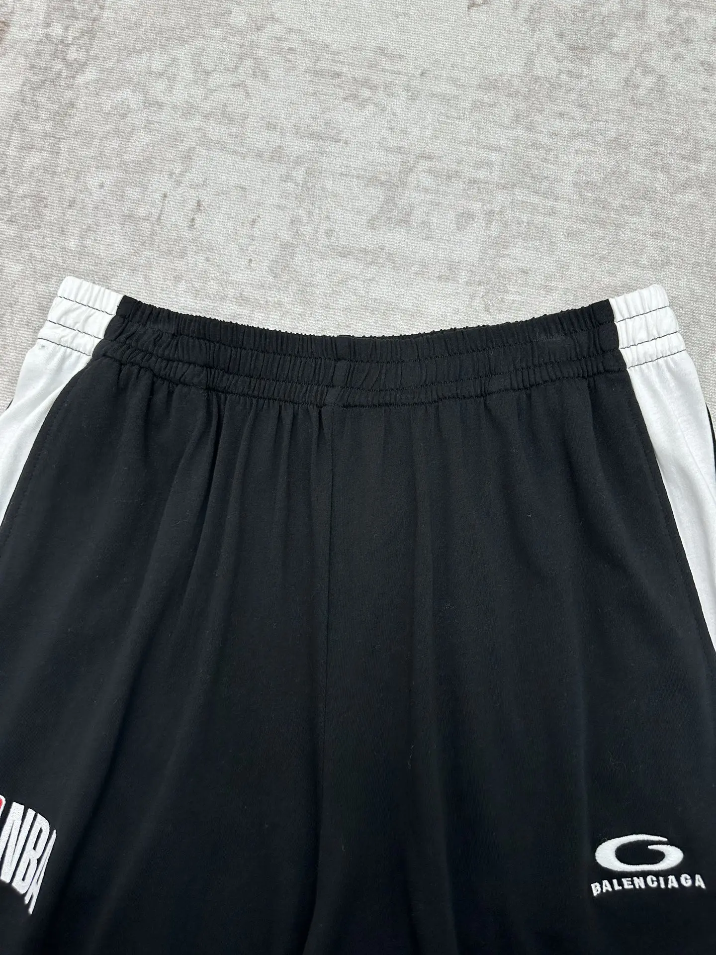 Balenciaga x NBA Logo Embroidered Tracksuit Shorts D27014397 — view 3