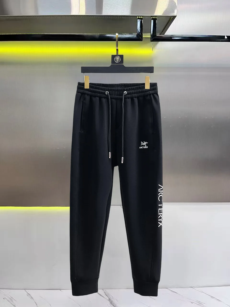 Logo-Embroidered Tapered Sweatpants D28014825 — view 2
