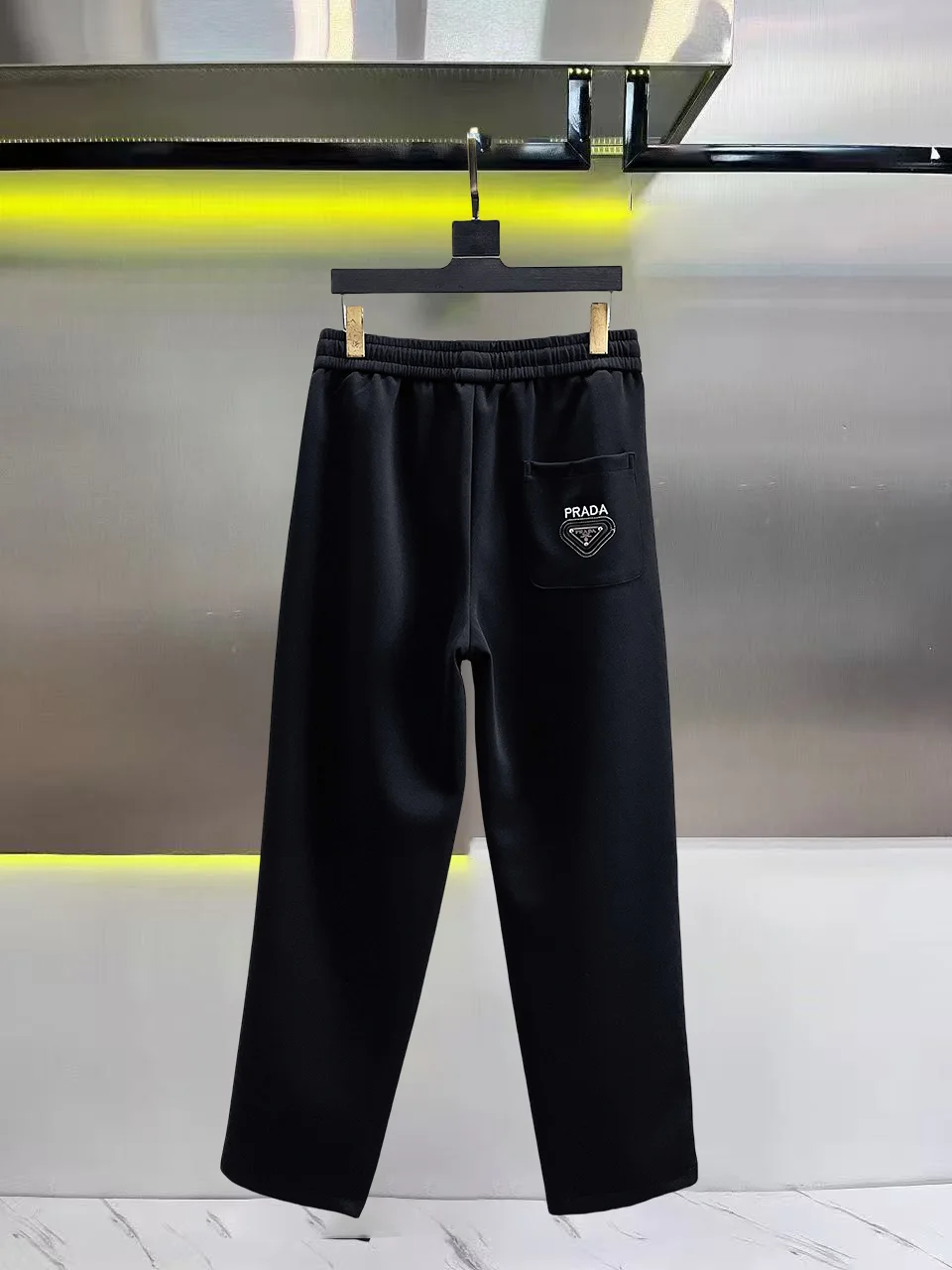 Logo-Appliquéd Tapered Sweatpants D28014823 — view 2