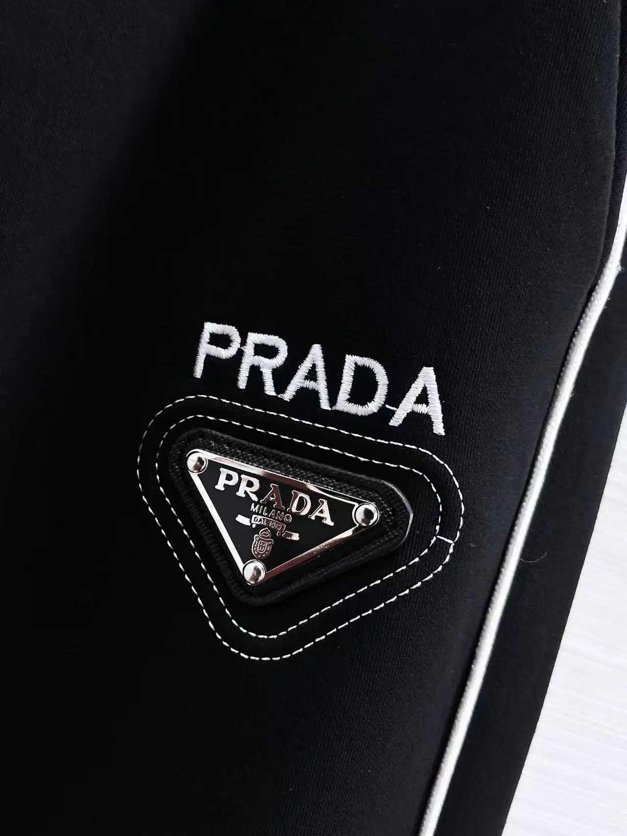 Logo-Appliquéd Tapered Sweatpants D28014823 — view 3