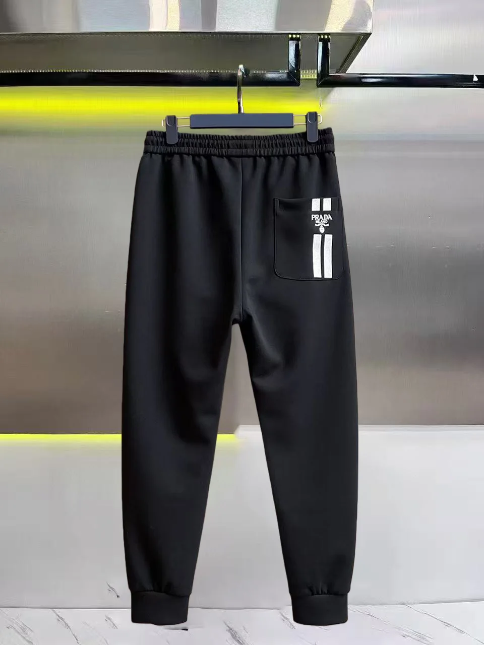 Logo-Appliquéd Tapered Sweatpants D28014818 — view 2