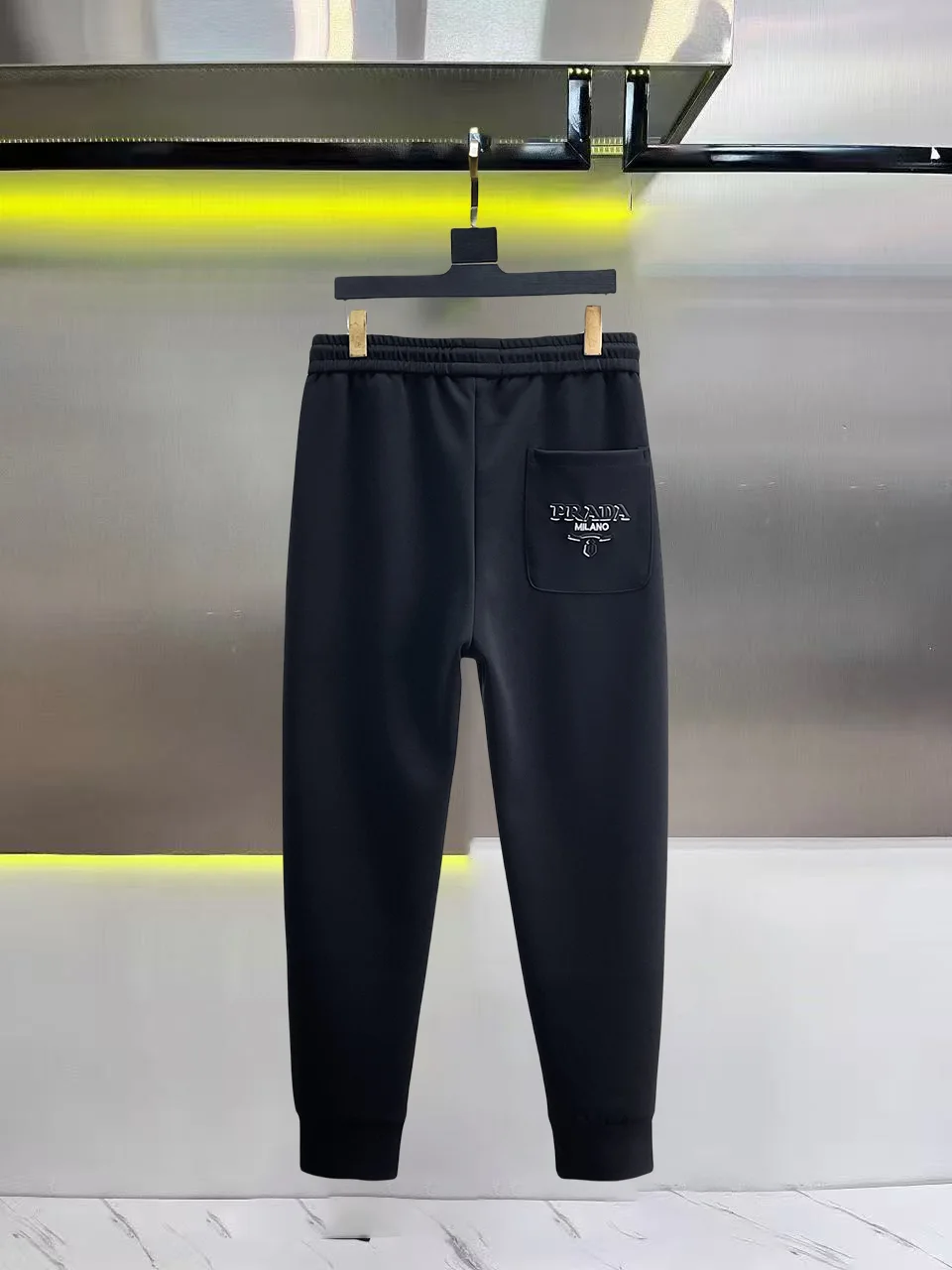 Logo-Appliqué Tapered Sweatpants D28014831 — view 2