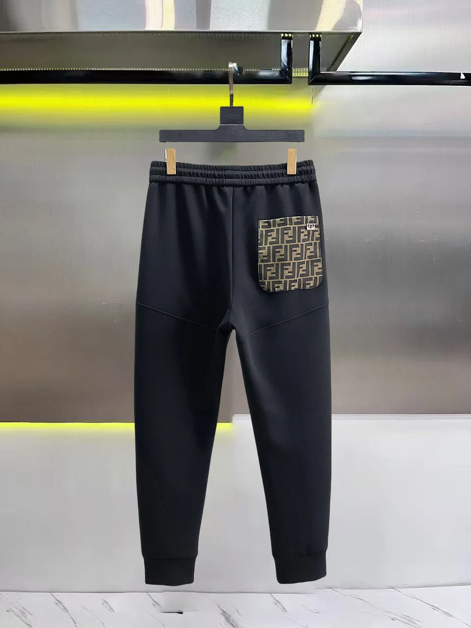 Logo-Panelled Tapered Sweatpants D28014827 — view 2