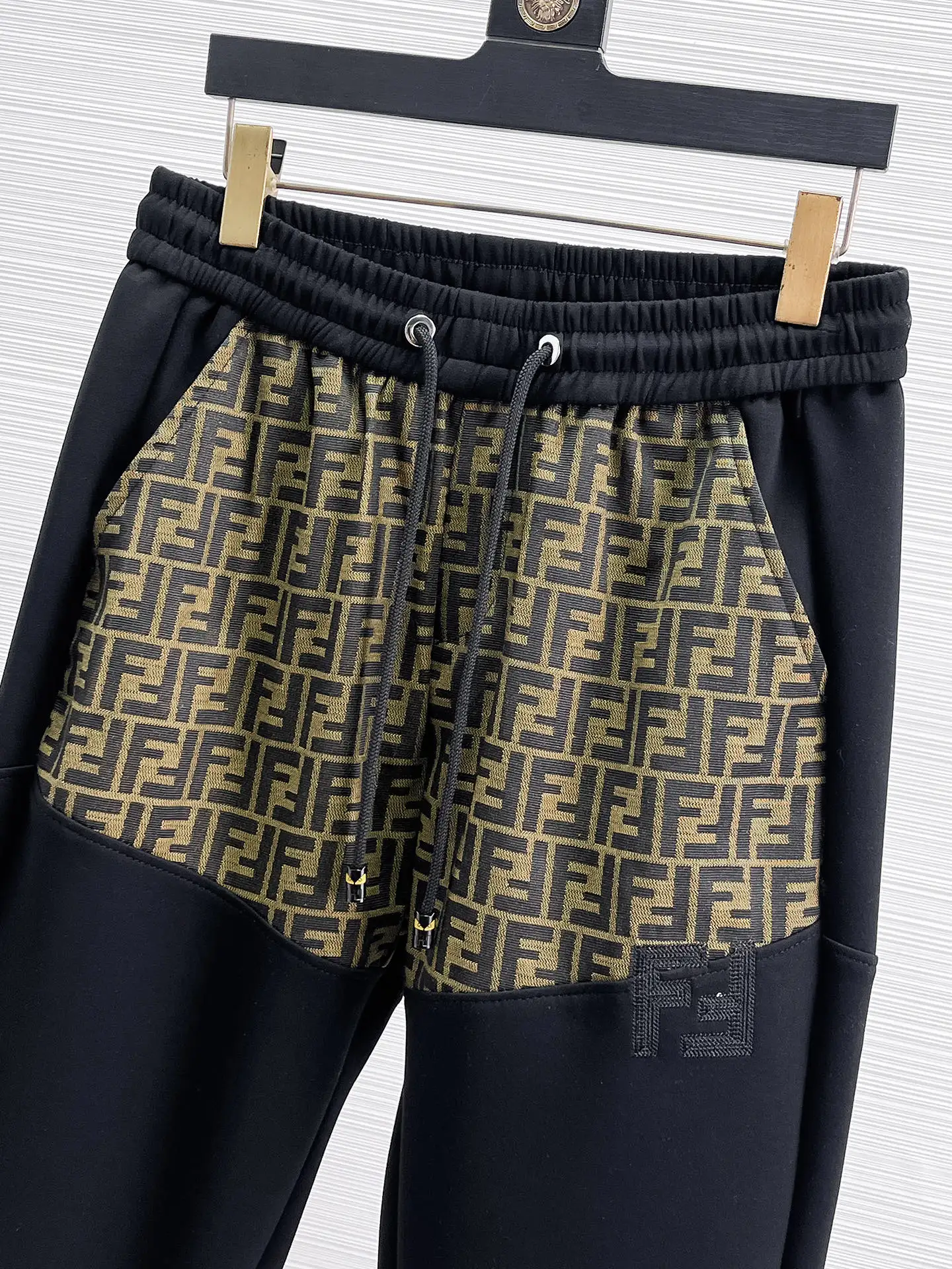 Logo-Panelled Tapered Sweatpants D28014827 — view 3