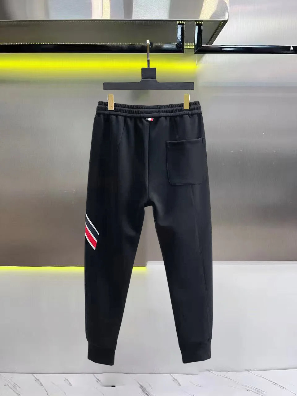 Logo-Appliqué Tapered Sweatpants D28014832 — view 2