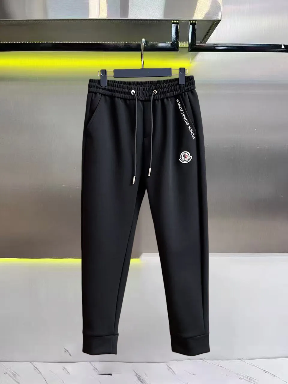 Logo-Appliqué Tapered Sweatpants D28014820