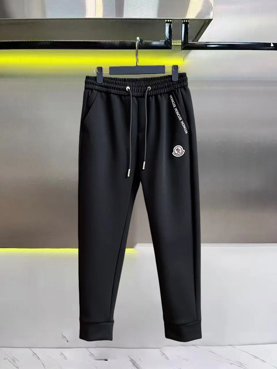 Logo-Appliqué Tapered Sweatpants D28014820