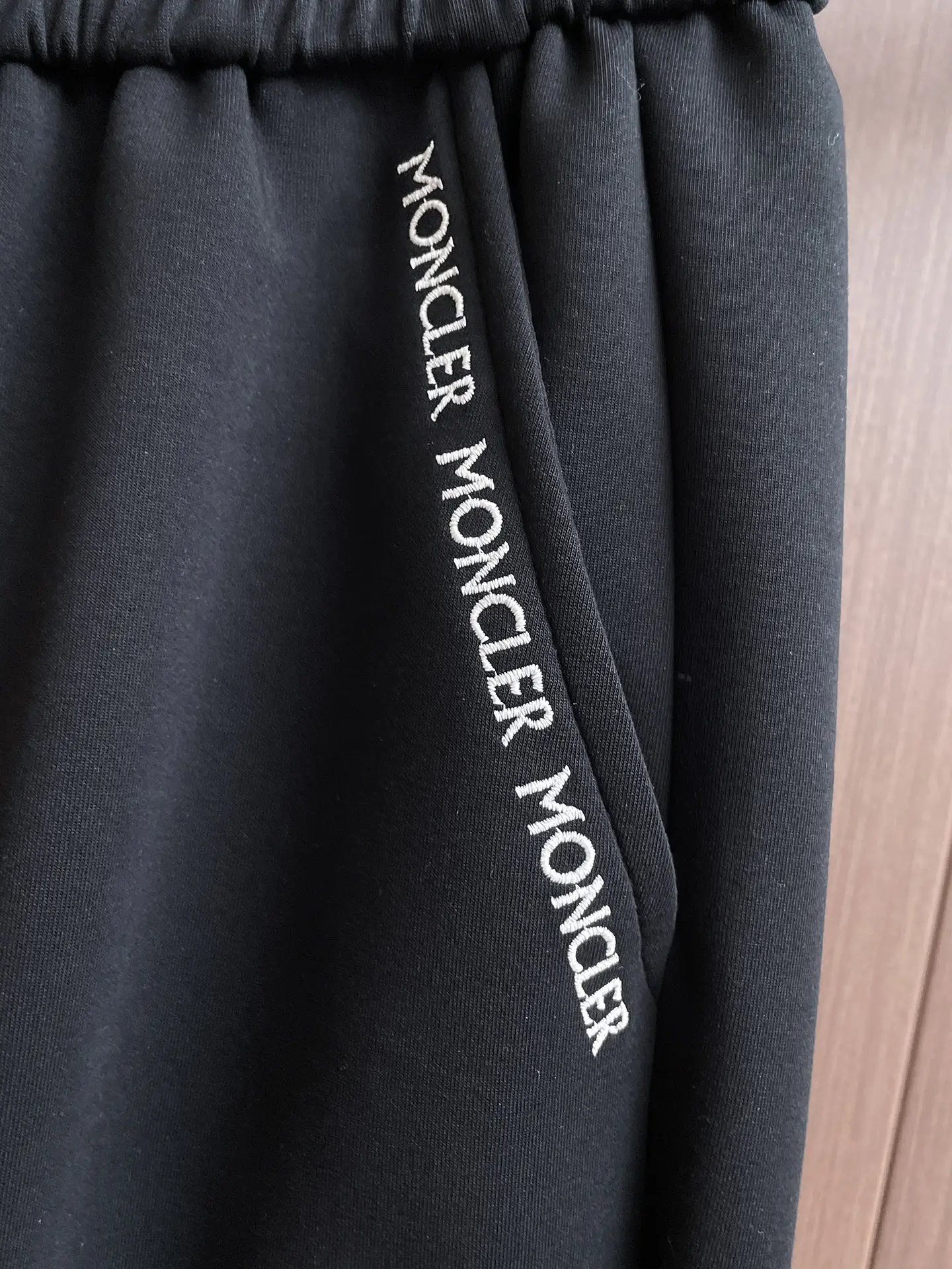 Logo-Appliqué Tapered Sweatpants D28014820 — view 3