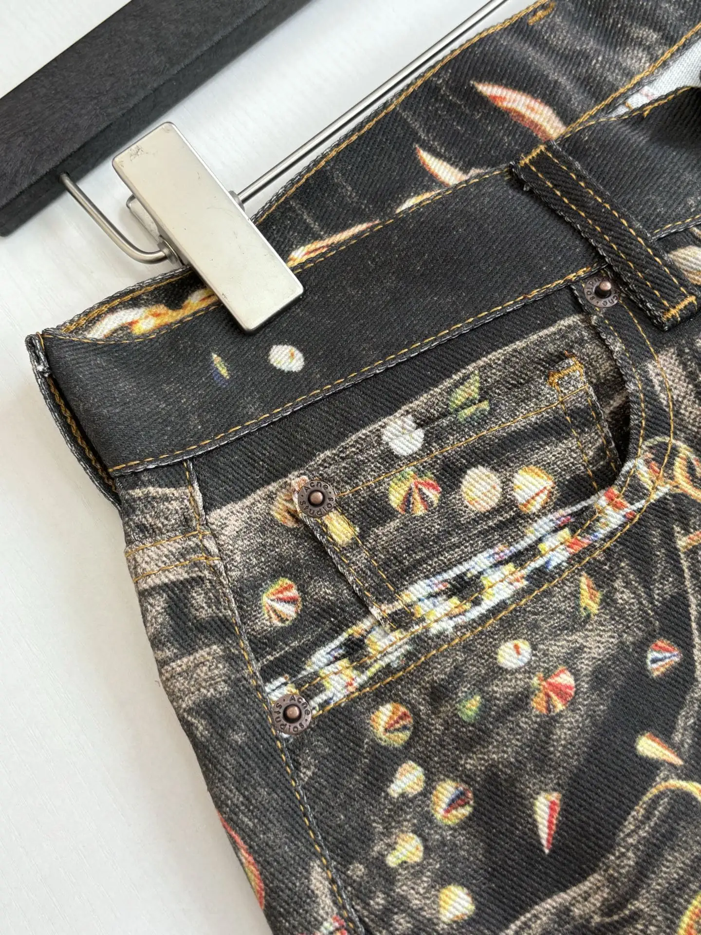 Trompe L'oeil Chain-Print Distressed Jeans D28018621 — view 4