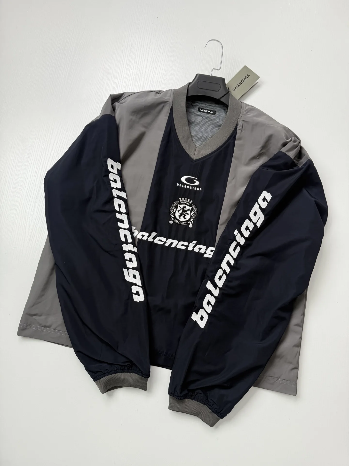 Logo-Embroidered Paneled V-Neck Football Jersey D28522001 — view 3