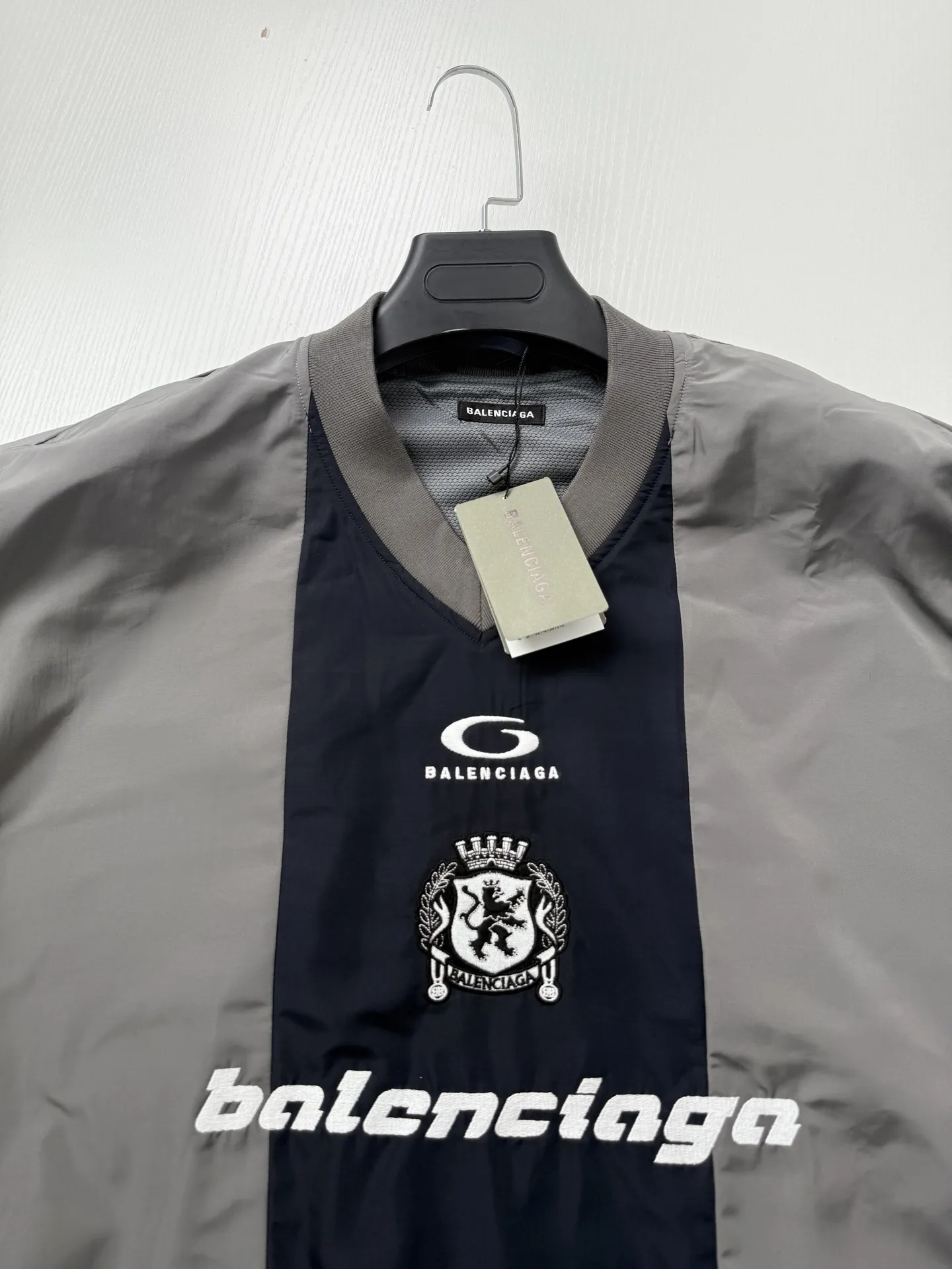 Logo-Embroidered Paneled V-Neck Football Jersey D28522001 — view 4