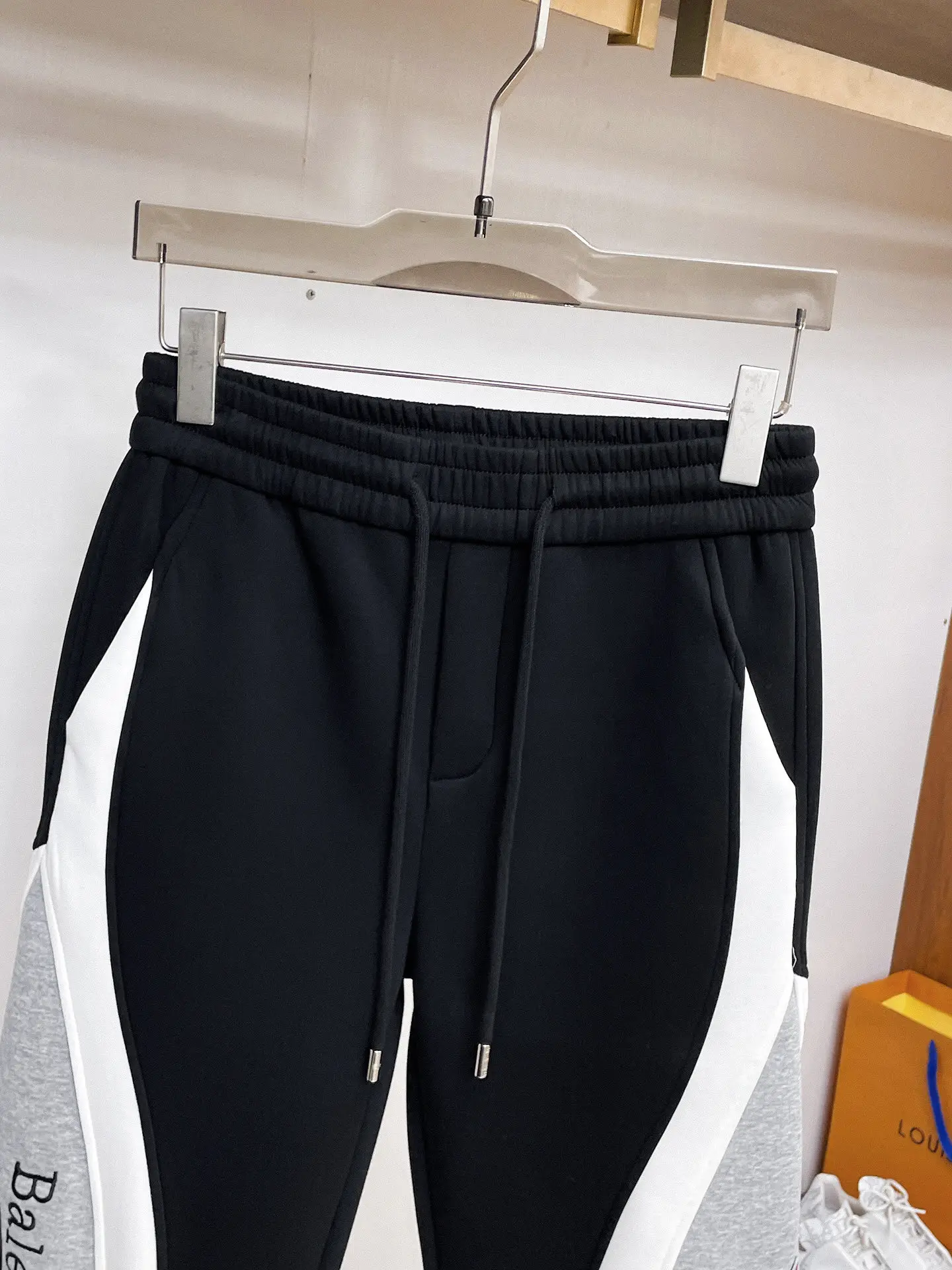 Logo-Print Color-Block Sweatpants D29014922 — view 3