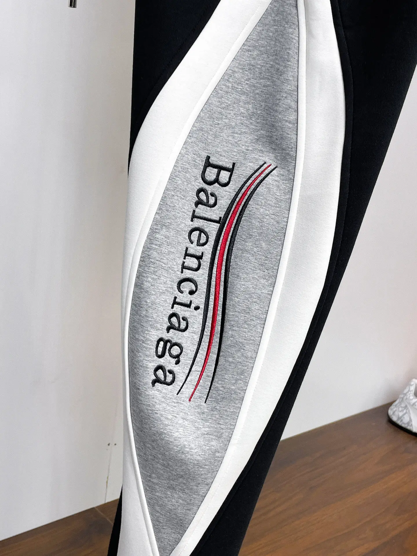 Logo-Print Color-Block Sweatpants D29014922 — view 4