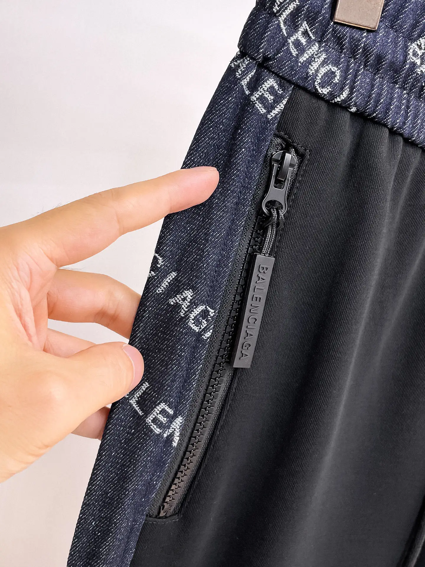 Logo-Print Side-Stripe Sweatpants D29014892 — view 5