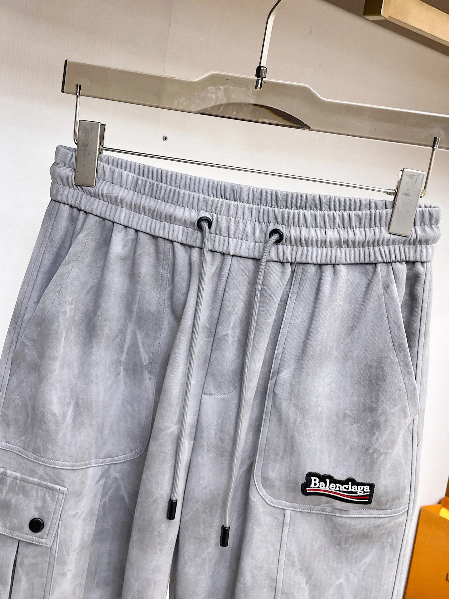 Logo-Patch Acid-Wash Cargo Sweatpants D29014979 — view 3
