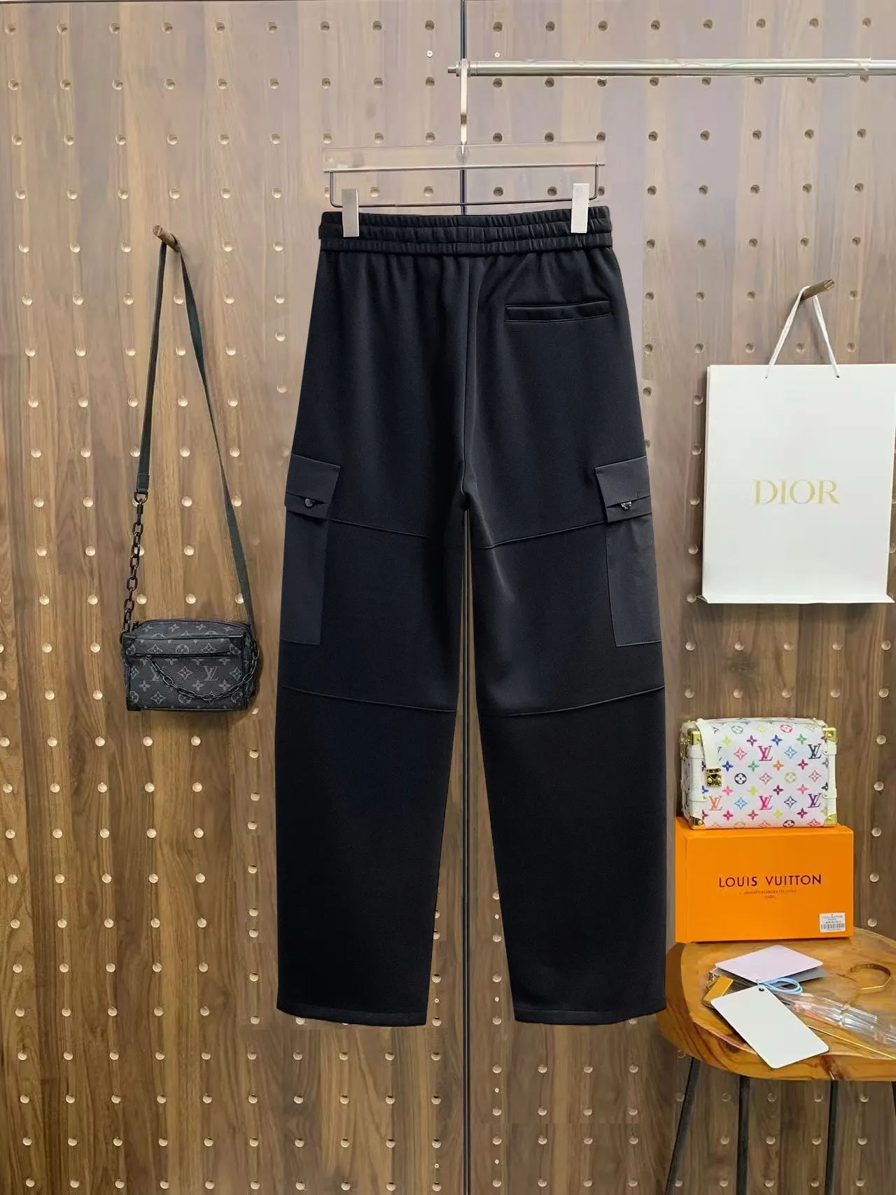 Logo-Patch Straight-Leg Cargo Trousers D29015060 — view 2
