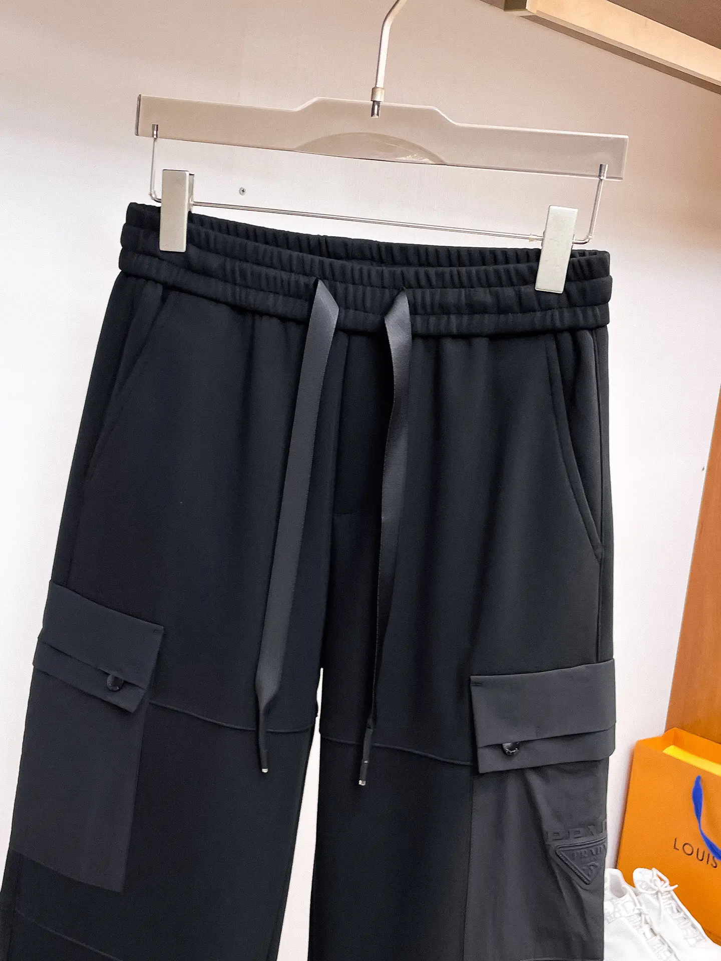 Logo-Patch Straight-Leg Cargo Trousers D29015060 — view 3