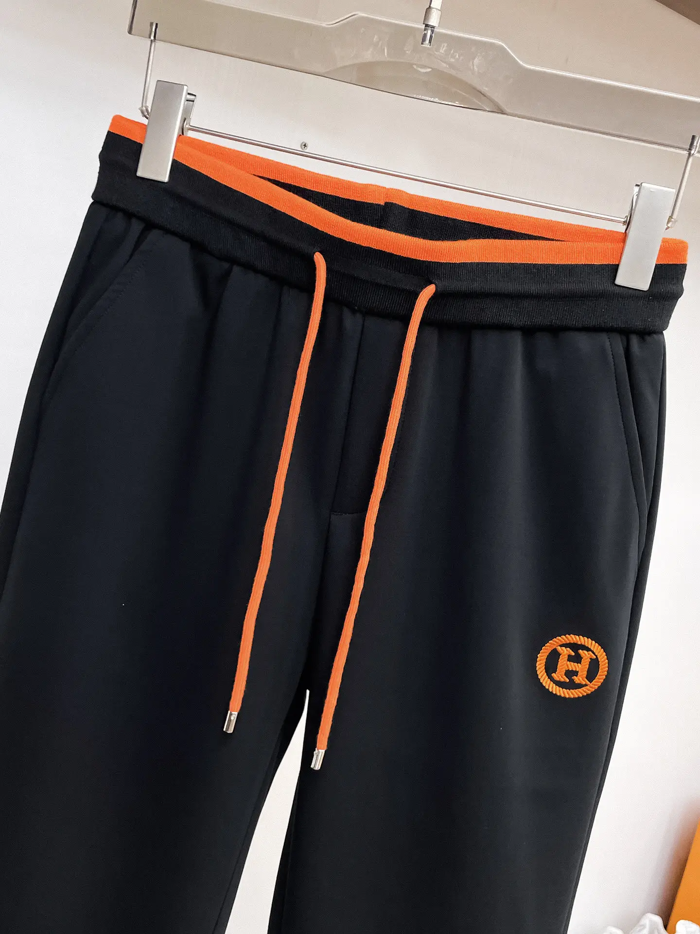 Logo-Patch Contrast-Trim Sweatpants D29015006 — view 3