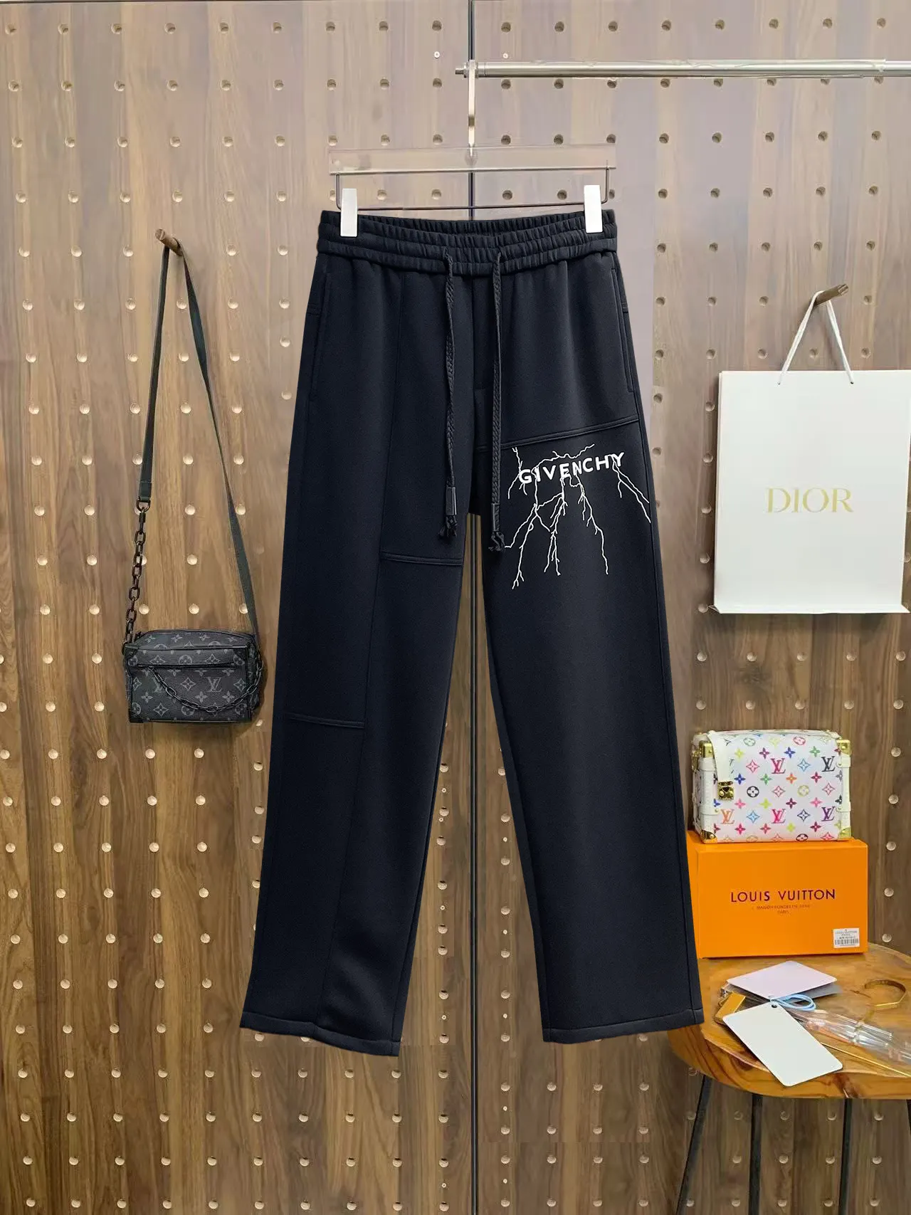 Givenchy Logo Graphic Sweatpants D29015046