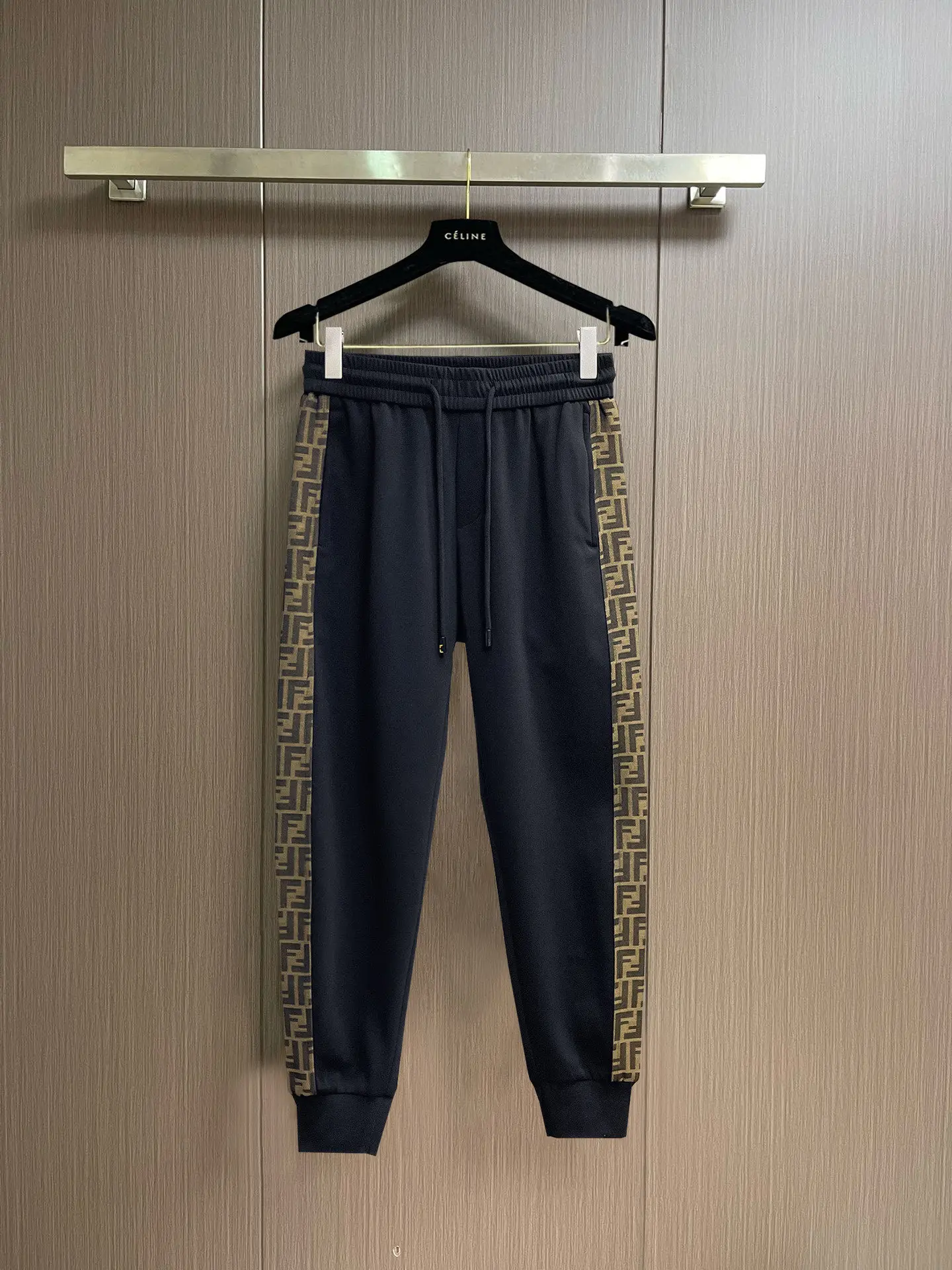 Logo-Print Tapered Sweatpants D29015013