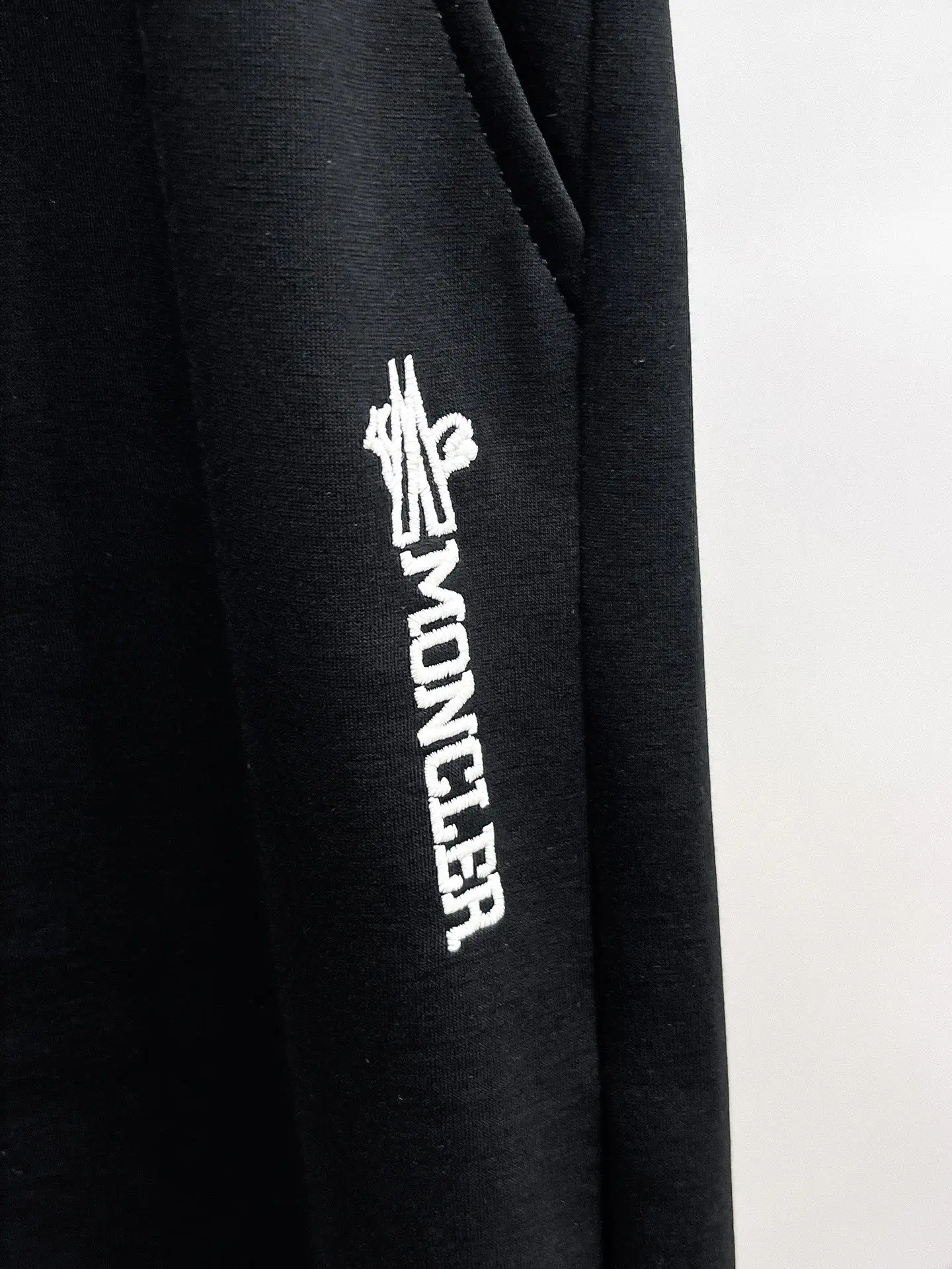 Logo-Detailed Tapered Sweatpants D29015021 — view 4