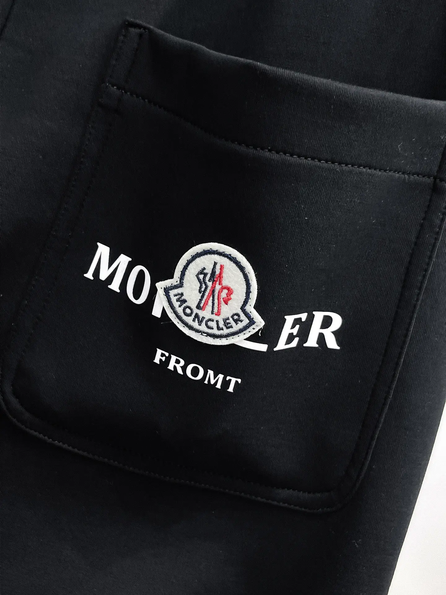Logo-Appliquéd Tapered Sweatpants D29015035 — view 10