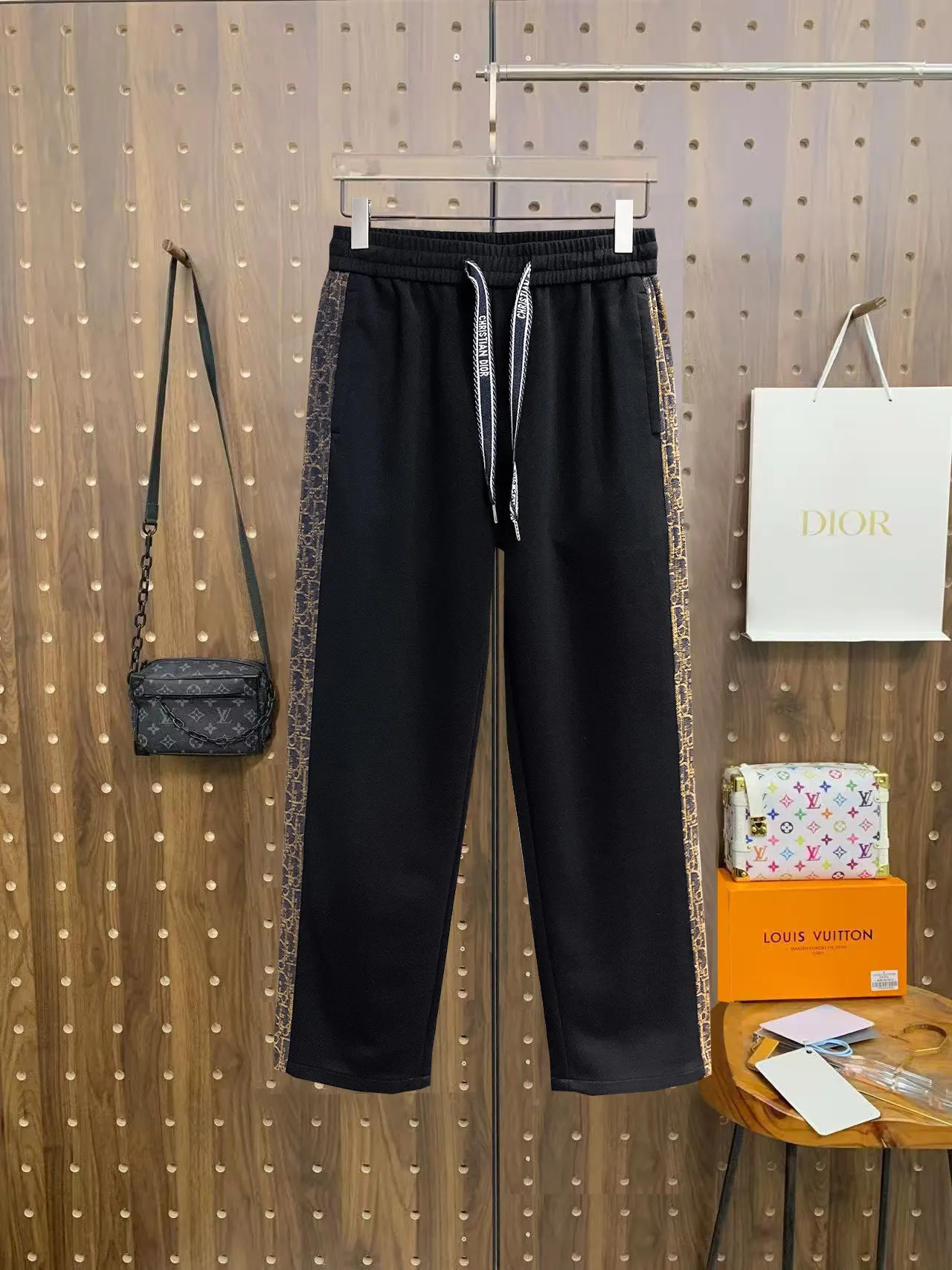 Oblique Logo Side-Stripe Sweatpants D29014914