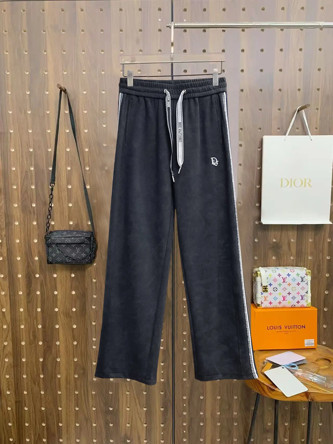 Logo-Embroidered Side-Stripe Sweatpants D29015052