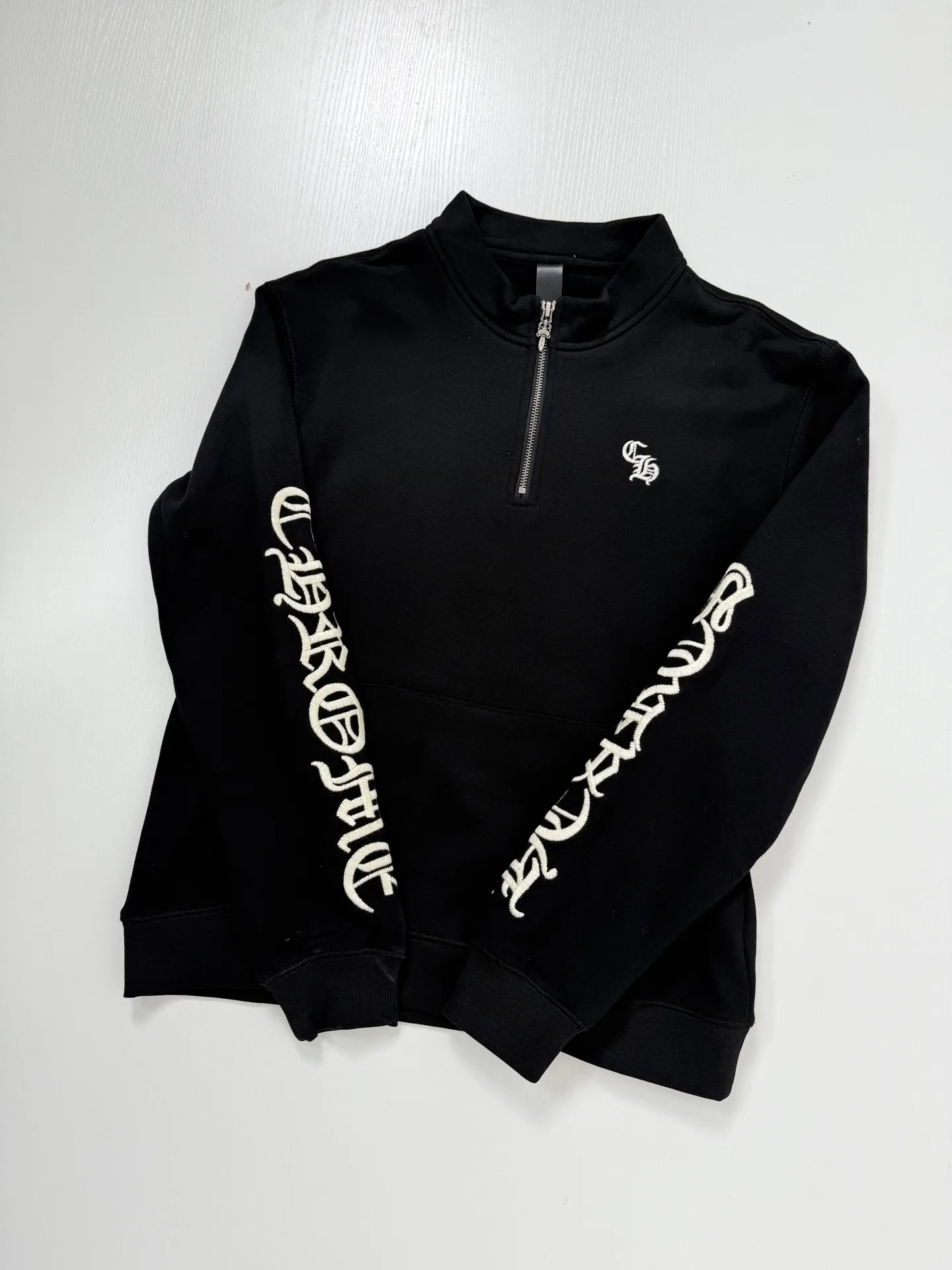 Gothic Script Embroidered Half-Zip Sweatshirt D29021987 — view 3