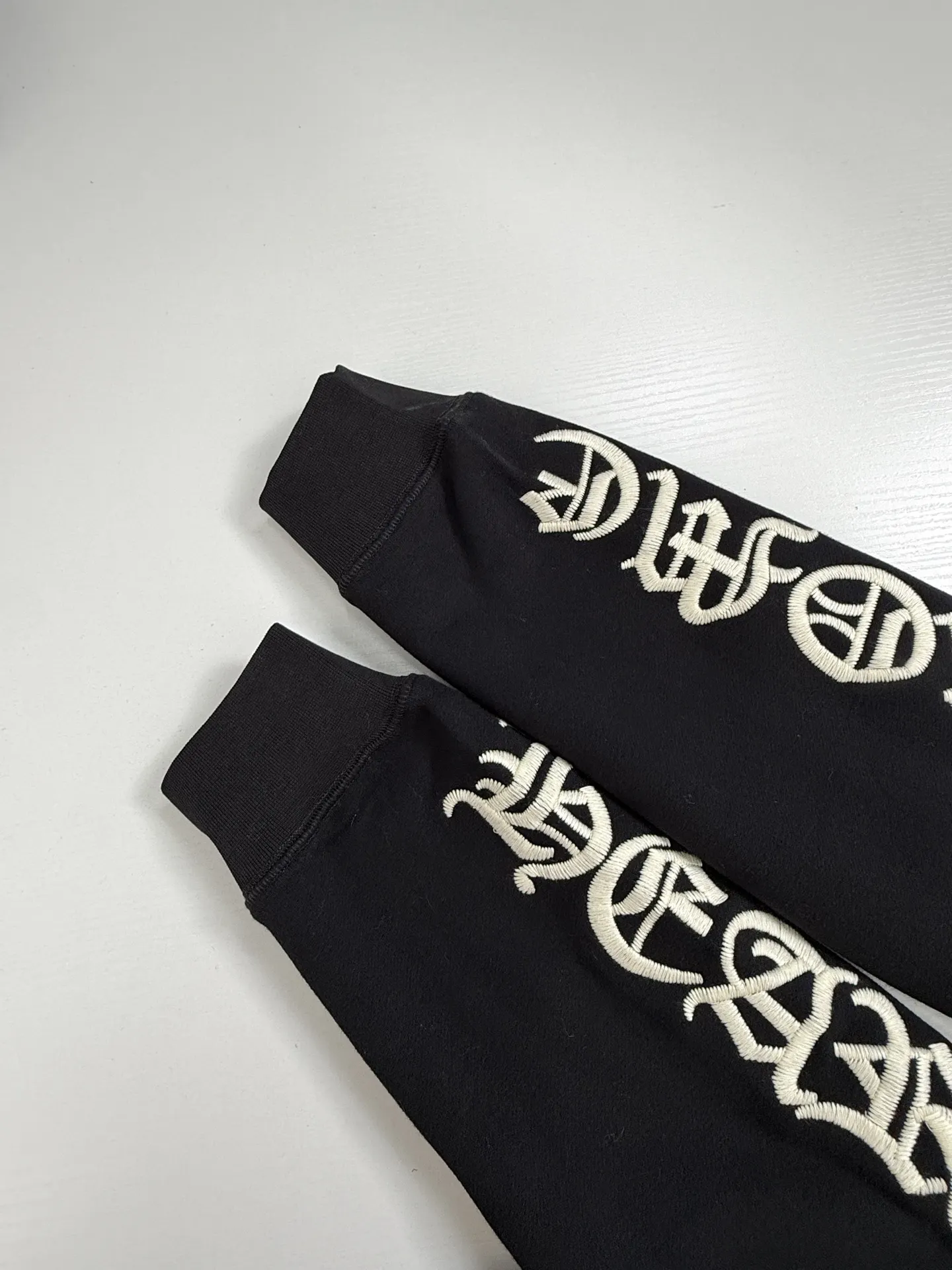 Gothic Script Embroidered Half-Zip Sweatshirt D29021987 — view 9