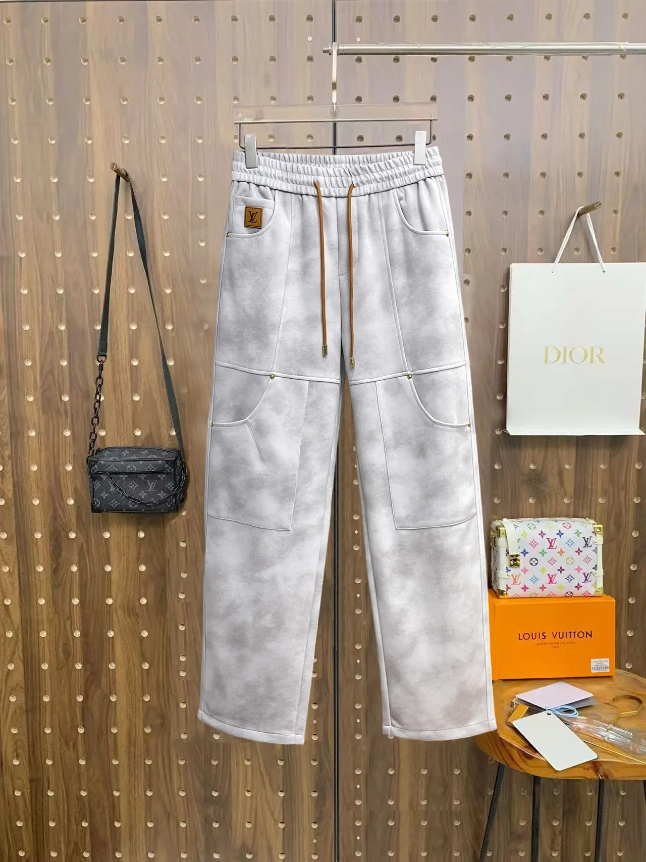Logo-Patch Drawstring Straight-Leg Trousers D29014933