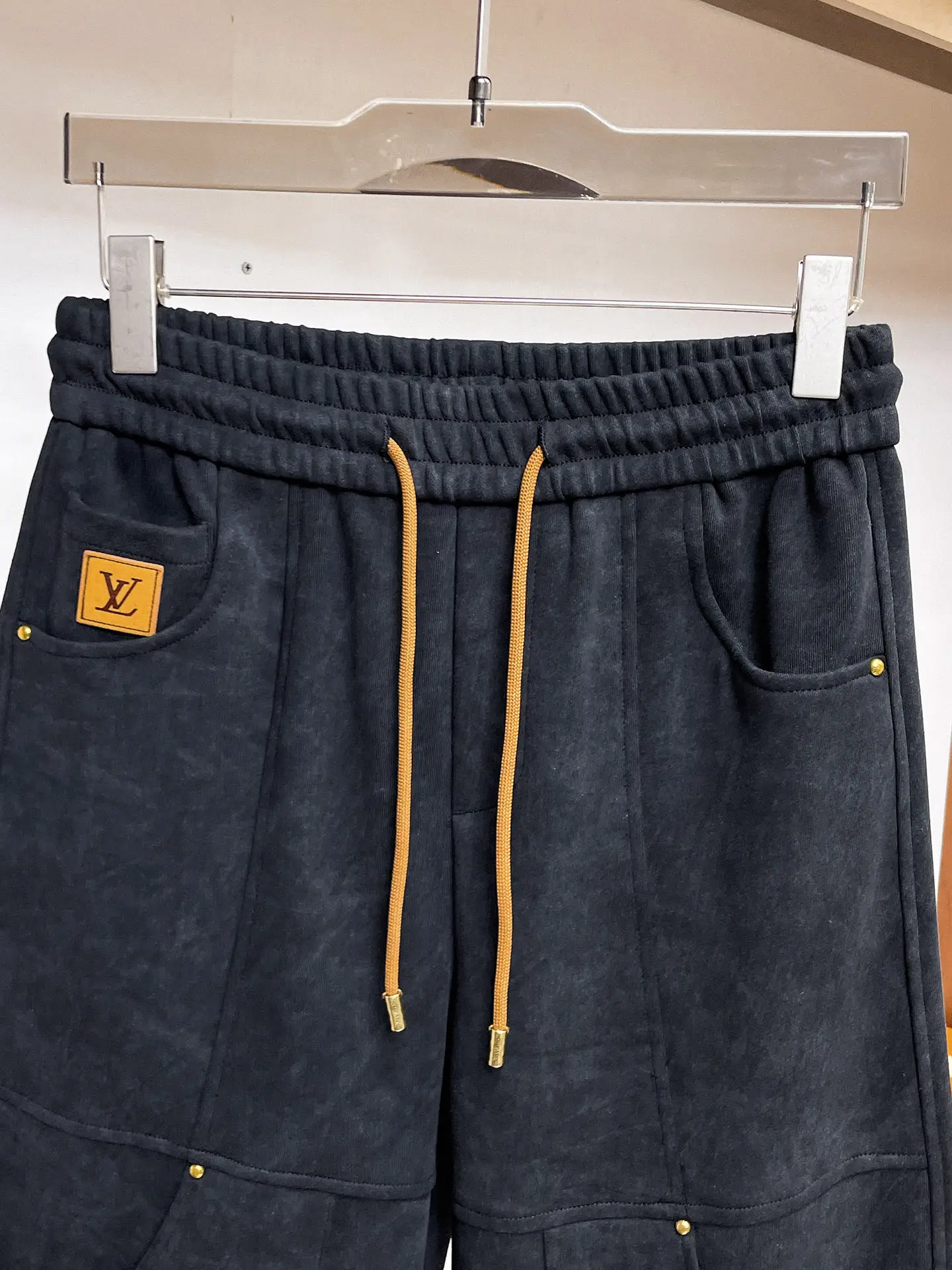 Logo-Patch Straight-Leg Drawstring Trousers D29014934 — view 3