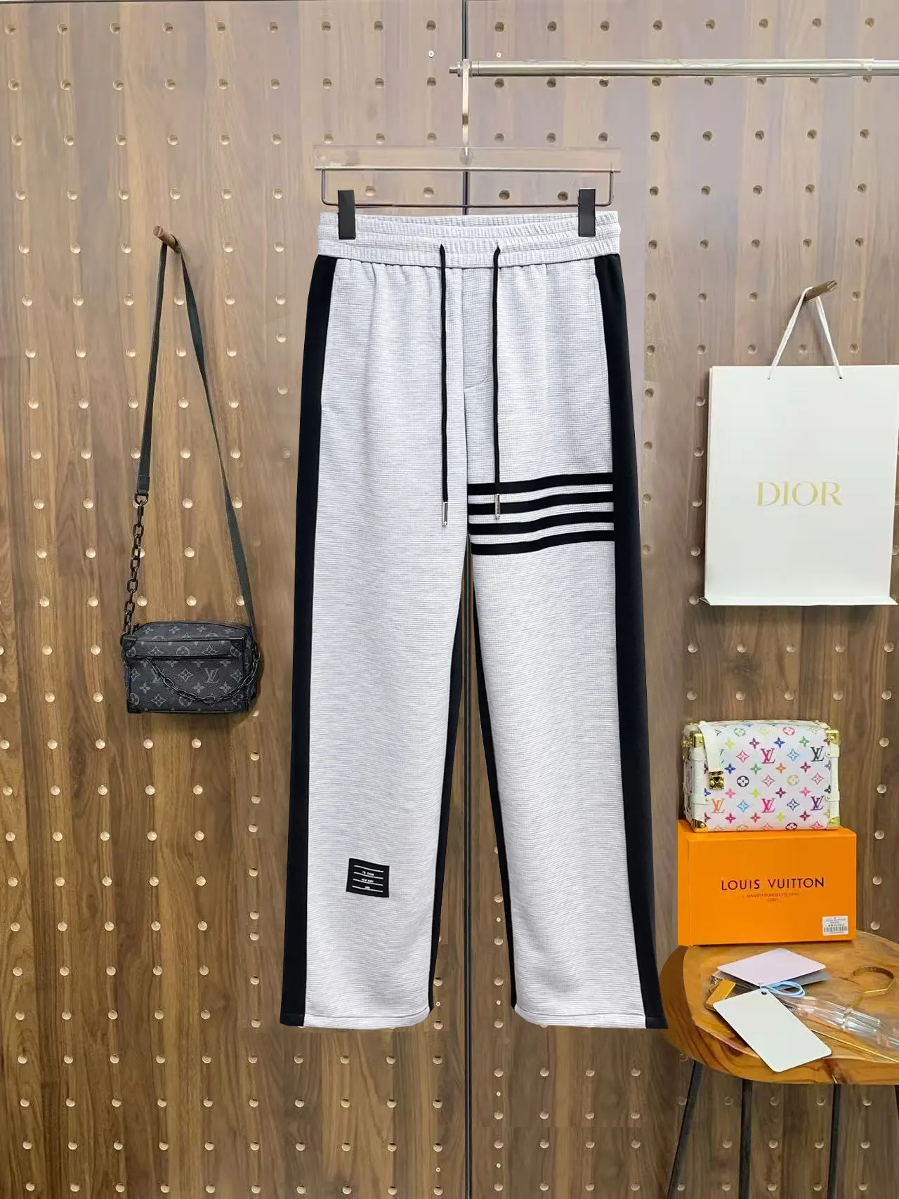 Four-Bar Stripe Waffle Knit Sweatpants D29014903