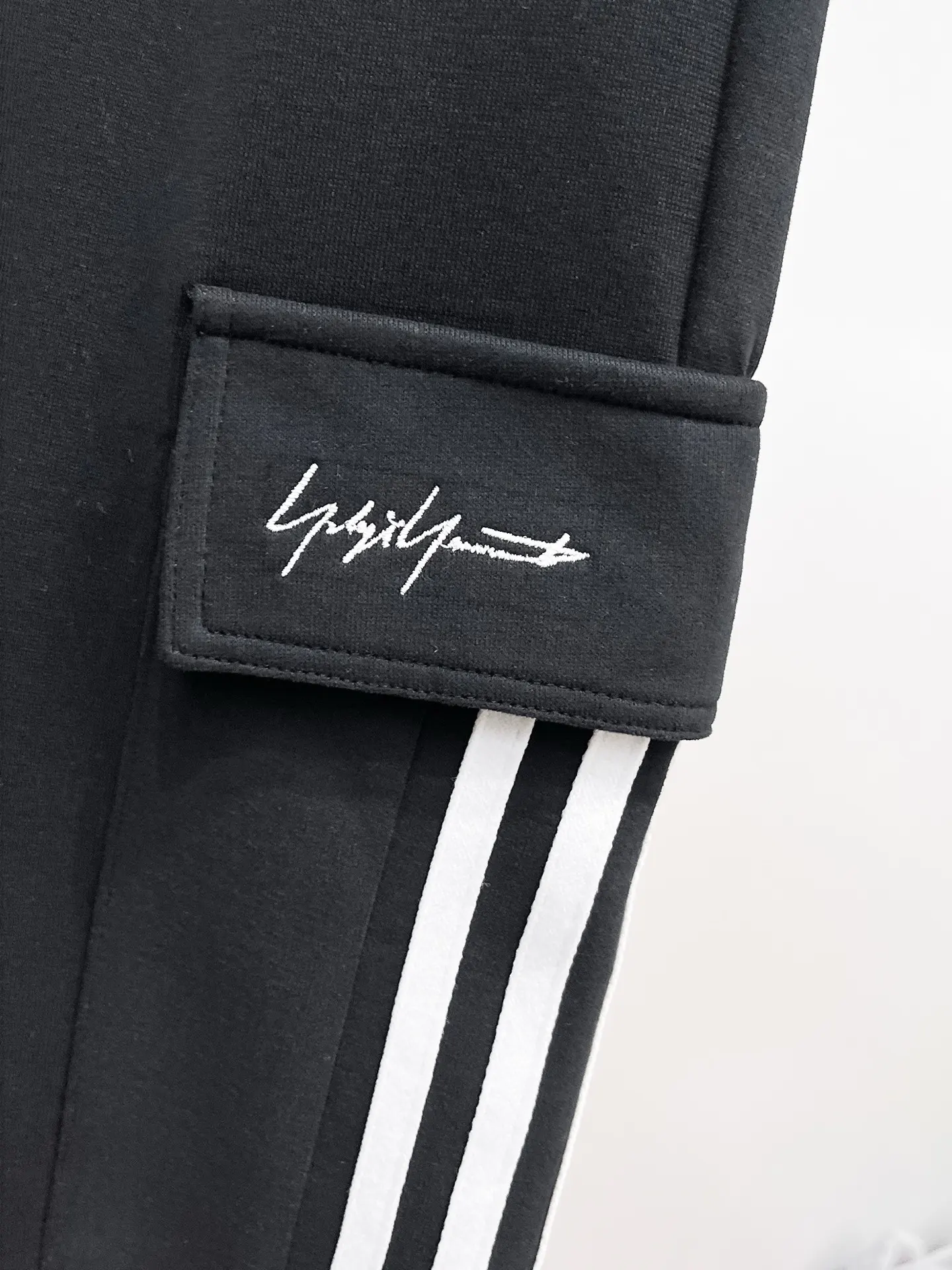 Y-3 Logo Cargo Sweatpants D29014910 — view 4